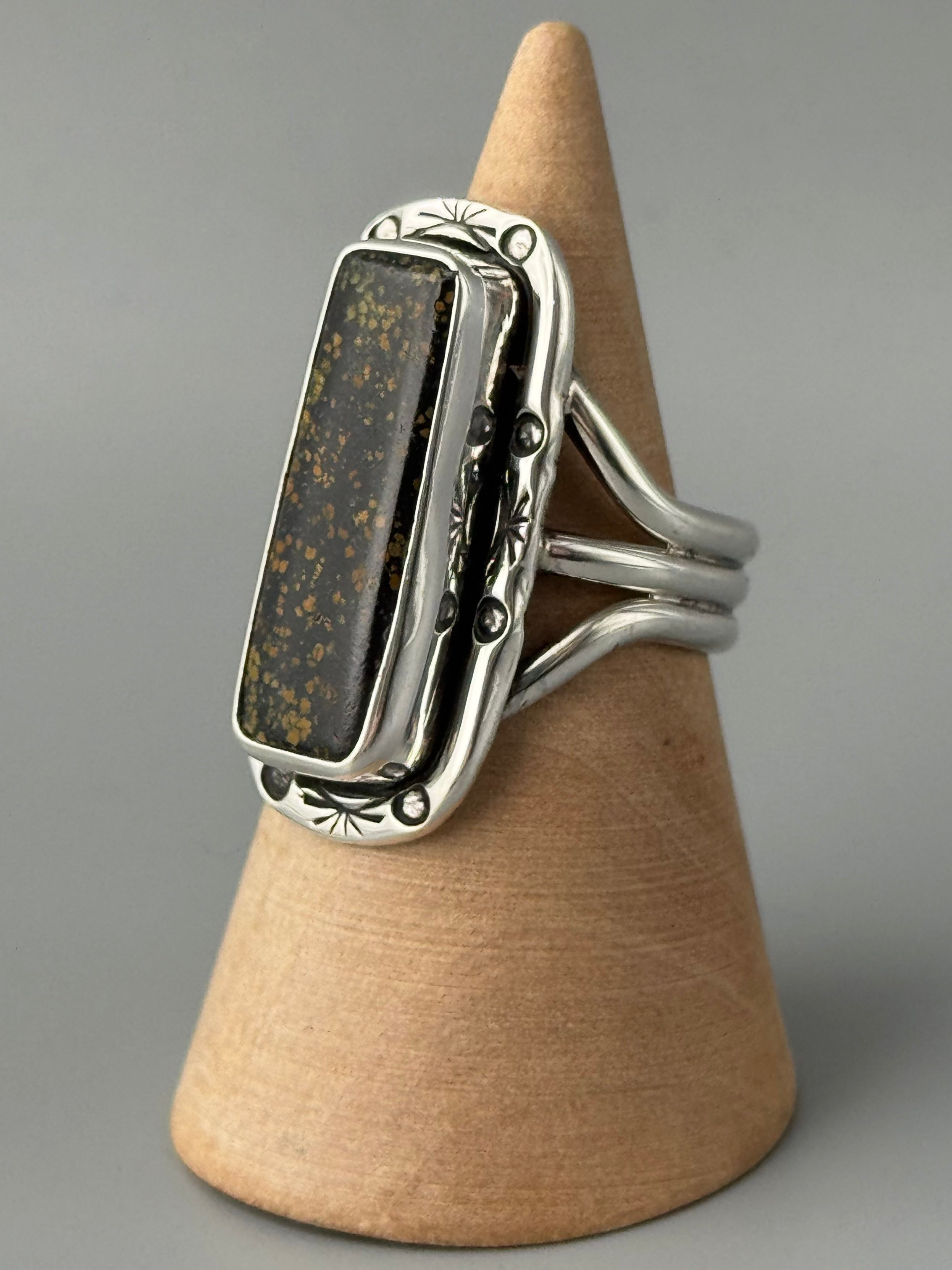 •BLACKJACK TURQUOISE - SHÁ - 1• Navajo silver ring (size 8)