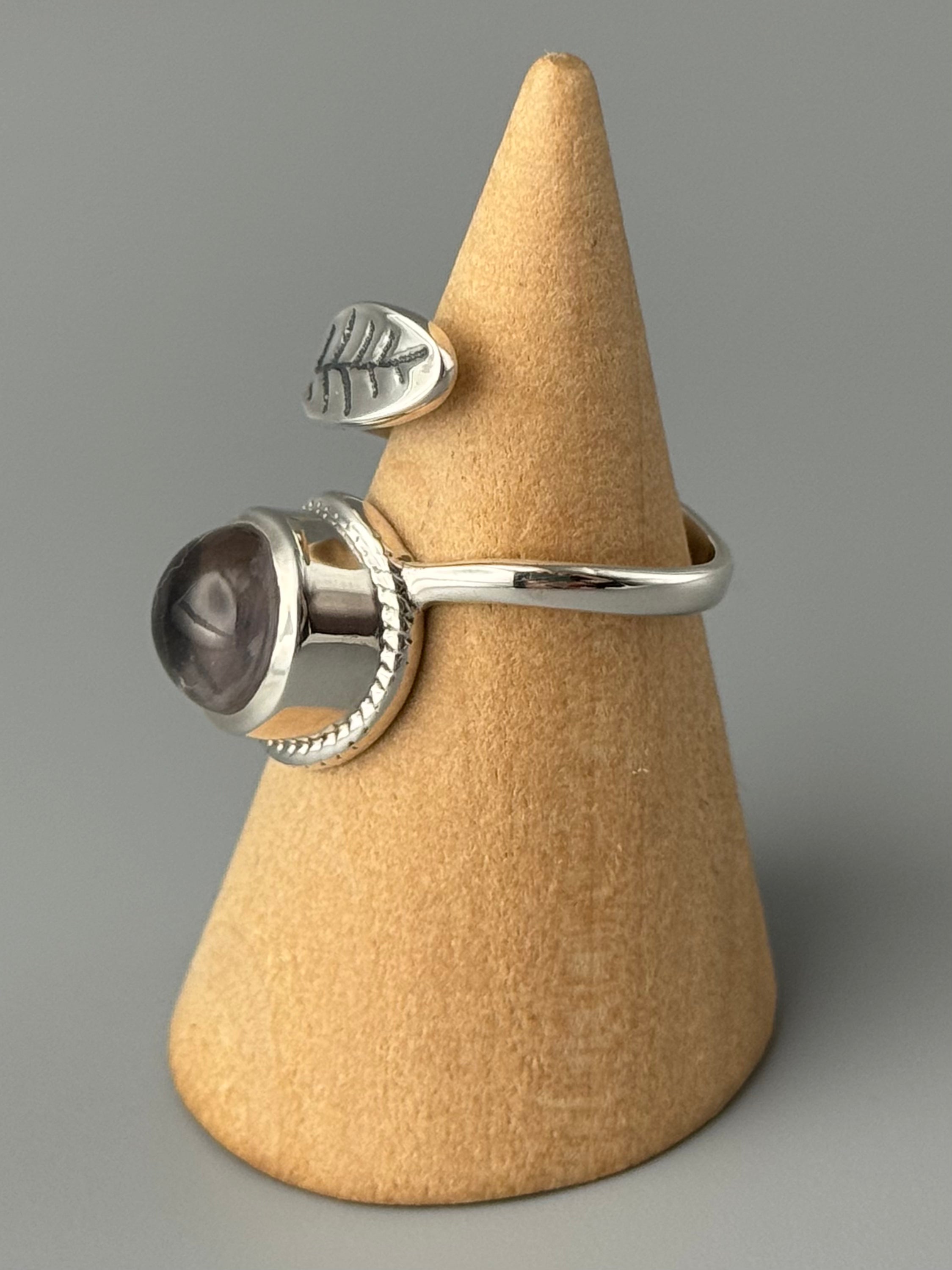 •ROSE QUARTZ - LEAF HUG• adjustable silver ring