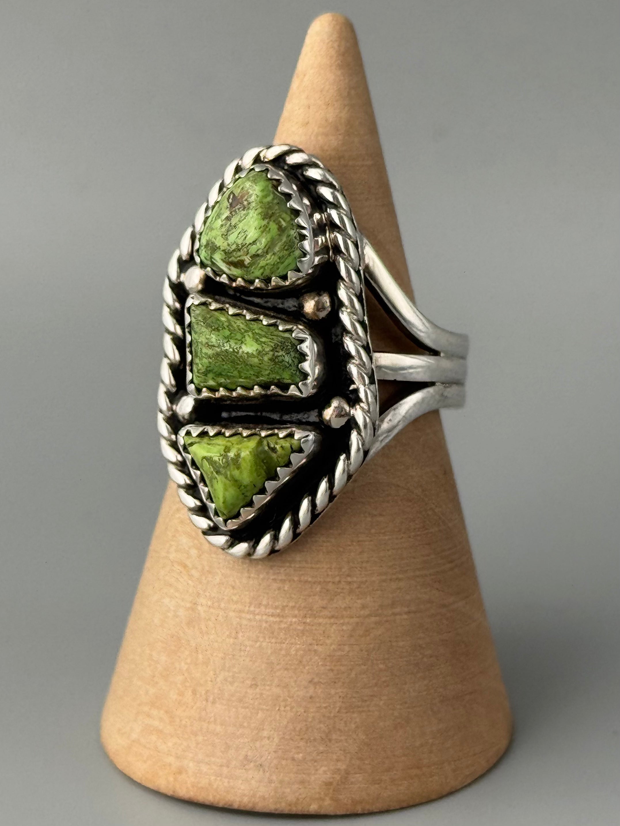 •GASPEITE - TÁÁ - 2• Navajo silver ring (size 8)
