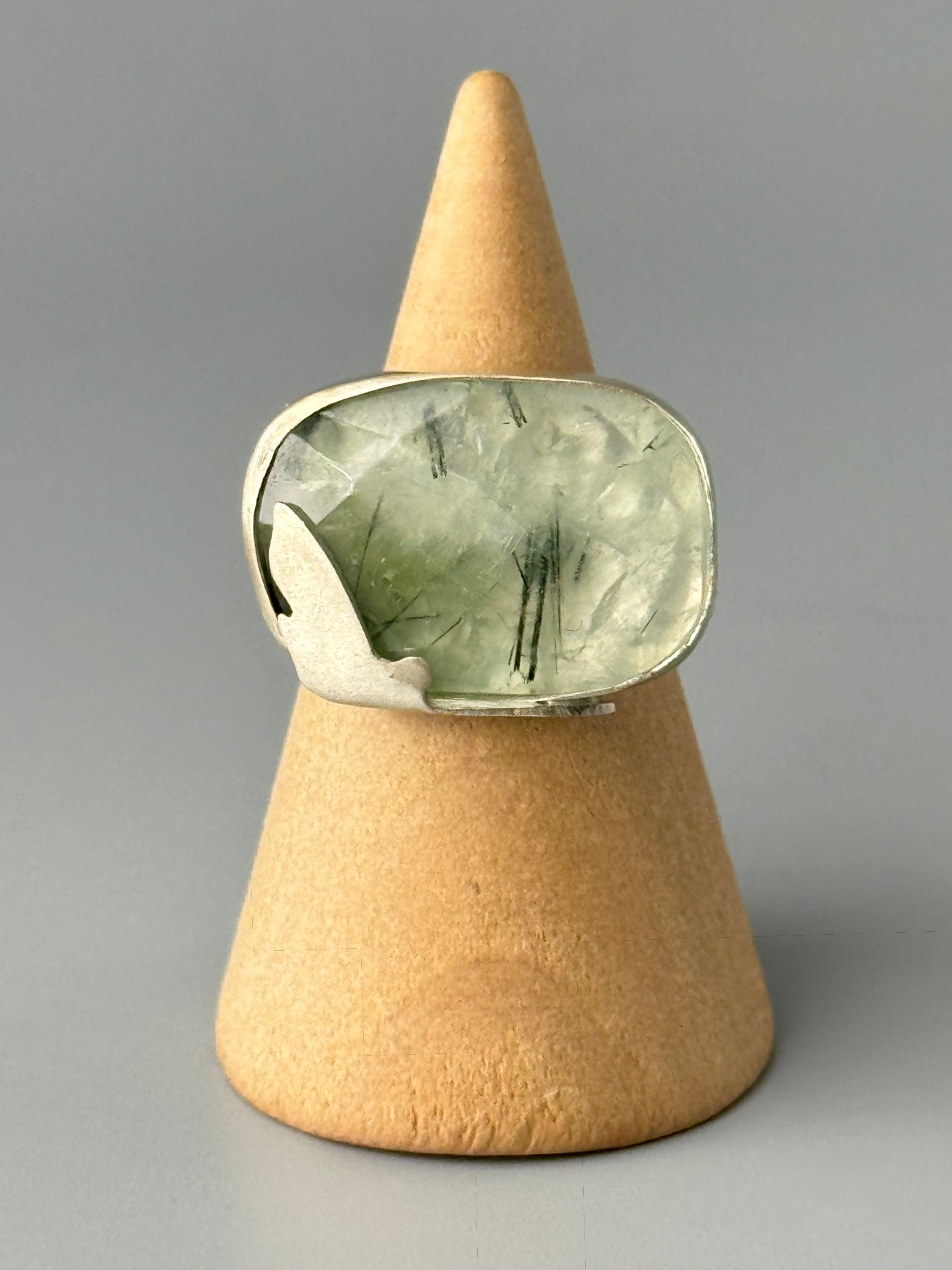 •MARIPOSA NOCTURNA• prehnite + silver ring (SIZE 6.75)