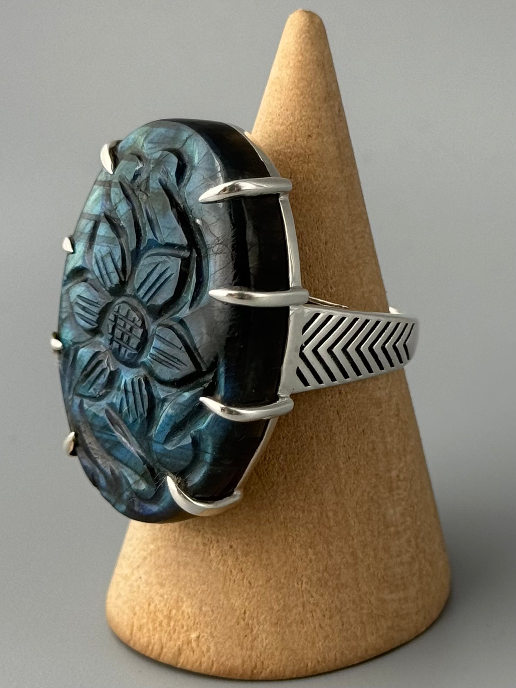 •ETCHED LABRADORITE - OVAL• chevron band silver ring (size 7.75)