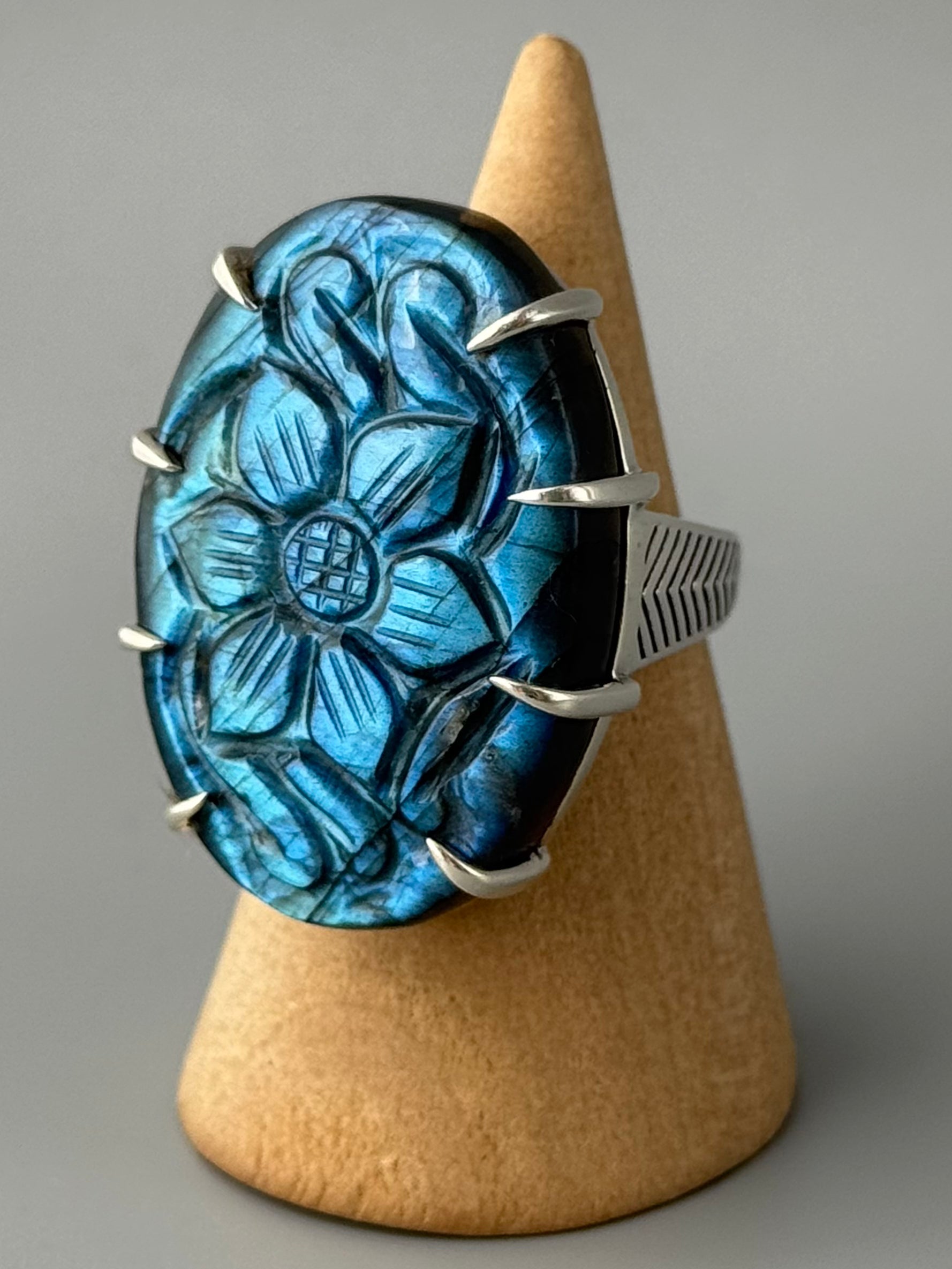 •ETCHED LABRADORITE - OVAL• chevron band silver ring (size 6.75)