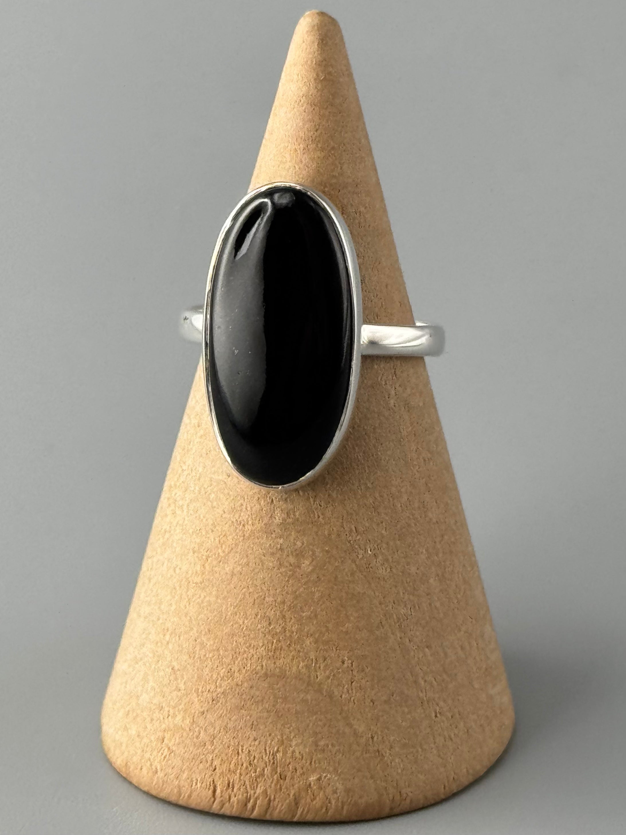 •BLACK ONYX - ELONGATED OVAL• simple band silver ring (size 6)