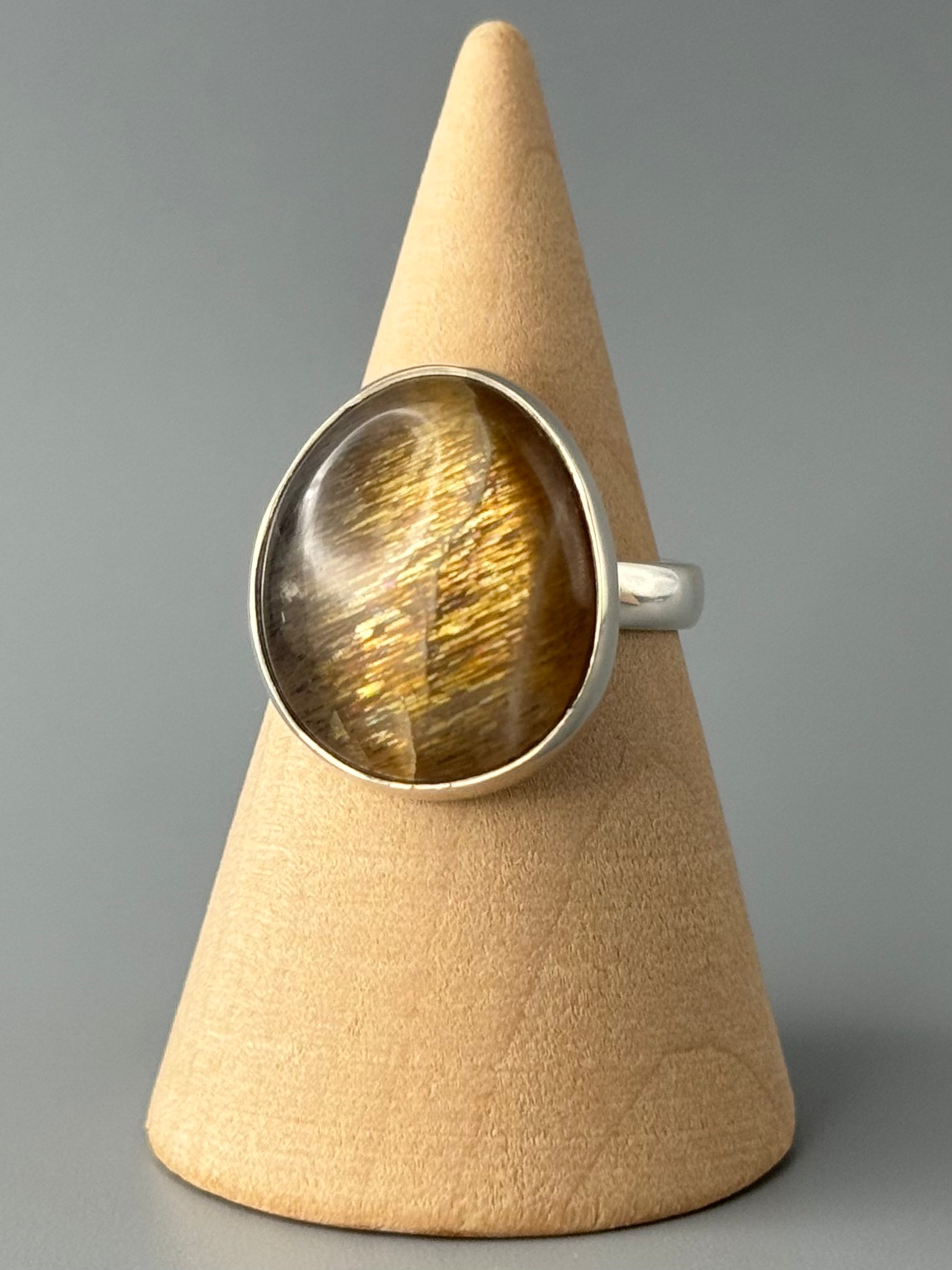 •SUN/MOONSTONE - OVAL• simple bezel silver ring (size 7)