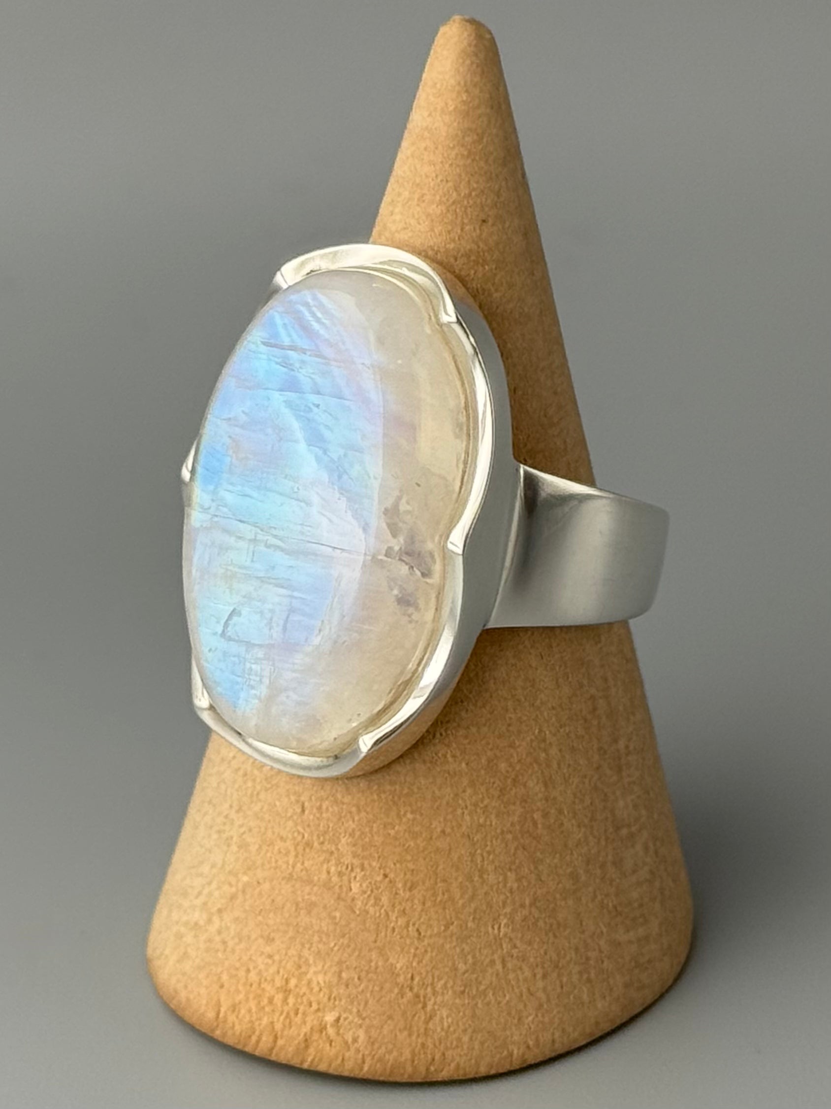 •RAINBOW MOONSTONE - LARGE OVAL• scalloped bezel silver ring (size 10.75)