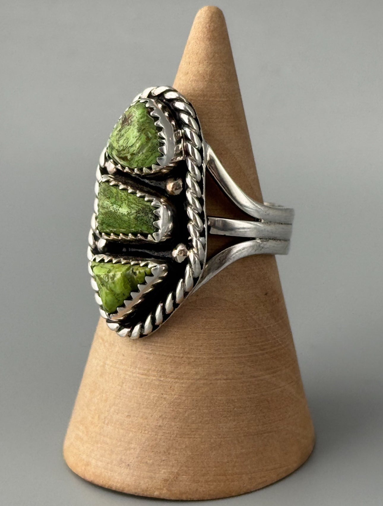 •GASPEITE - TÁÁ - 2• Navajo silver ring (size 8)