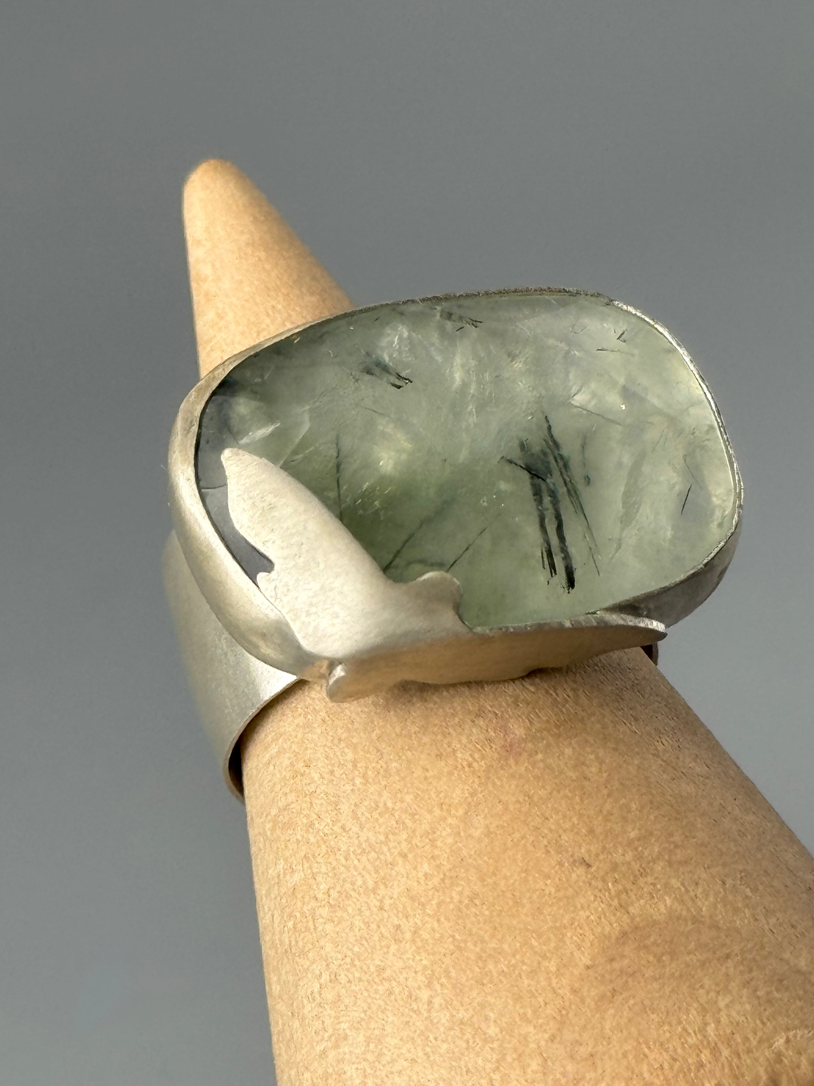 •MARIPOSA NOCTURNA• prehnite + silver ring (SIZE 6.75)