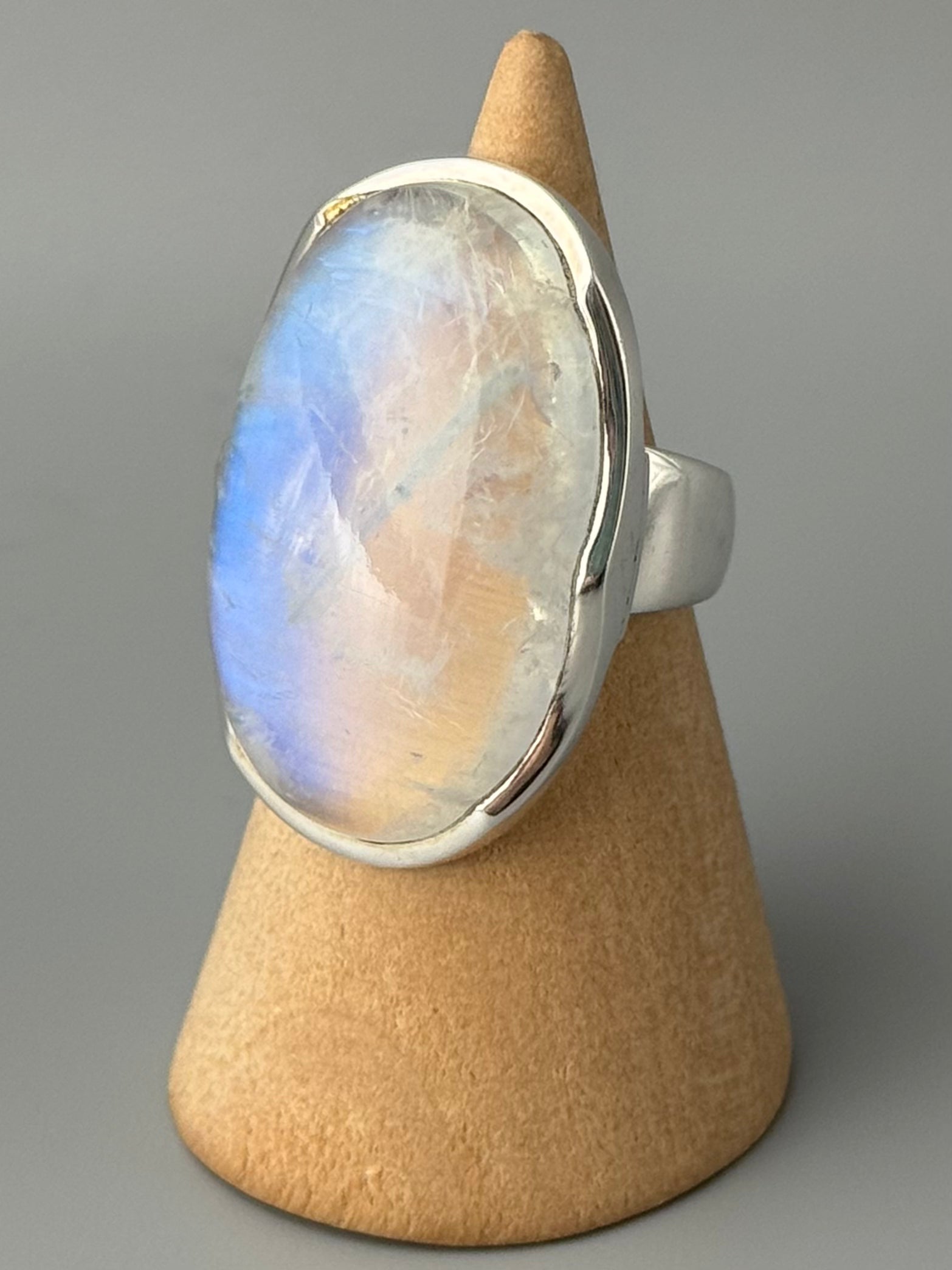 •RAINBOW MOONSTONE - BIGGIE OVAL• scalloped bezel silver ring (size 6.25)