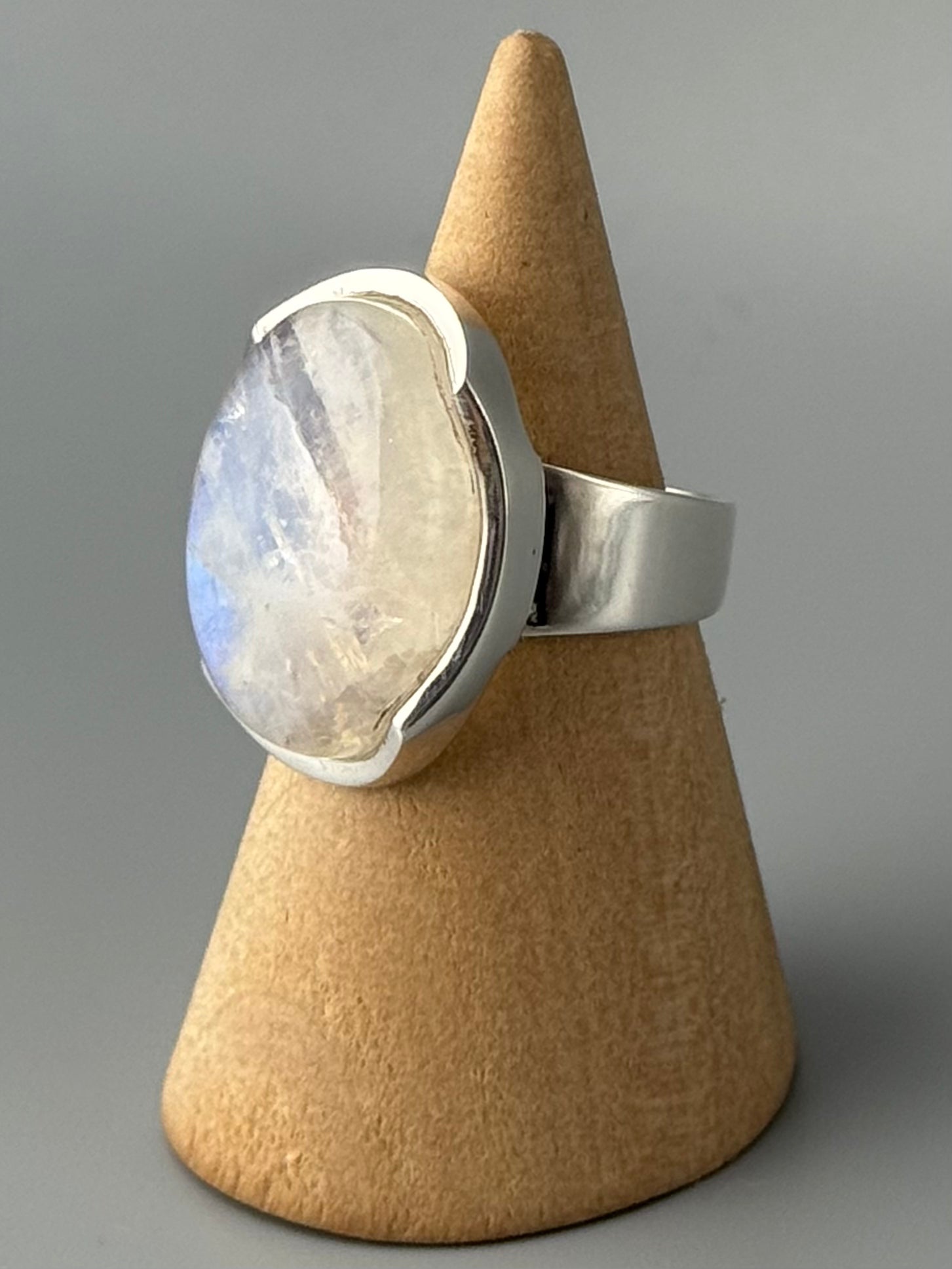 •RAINBOW MOONSTONE - MEDIUM OVAL - 1• scalloped bezel silver ring (size 7)