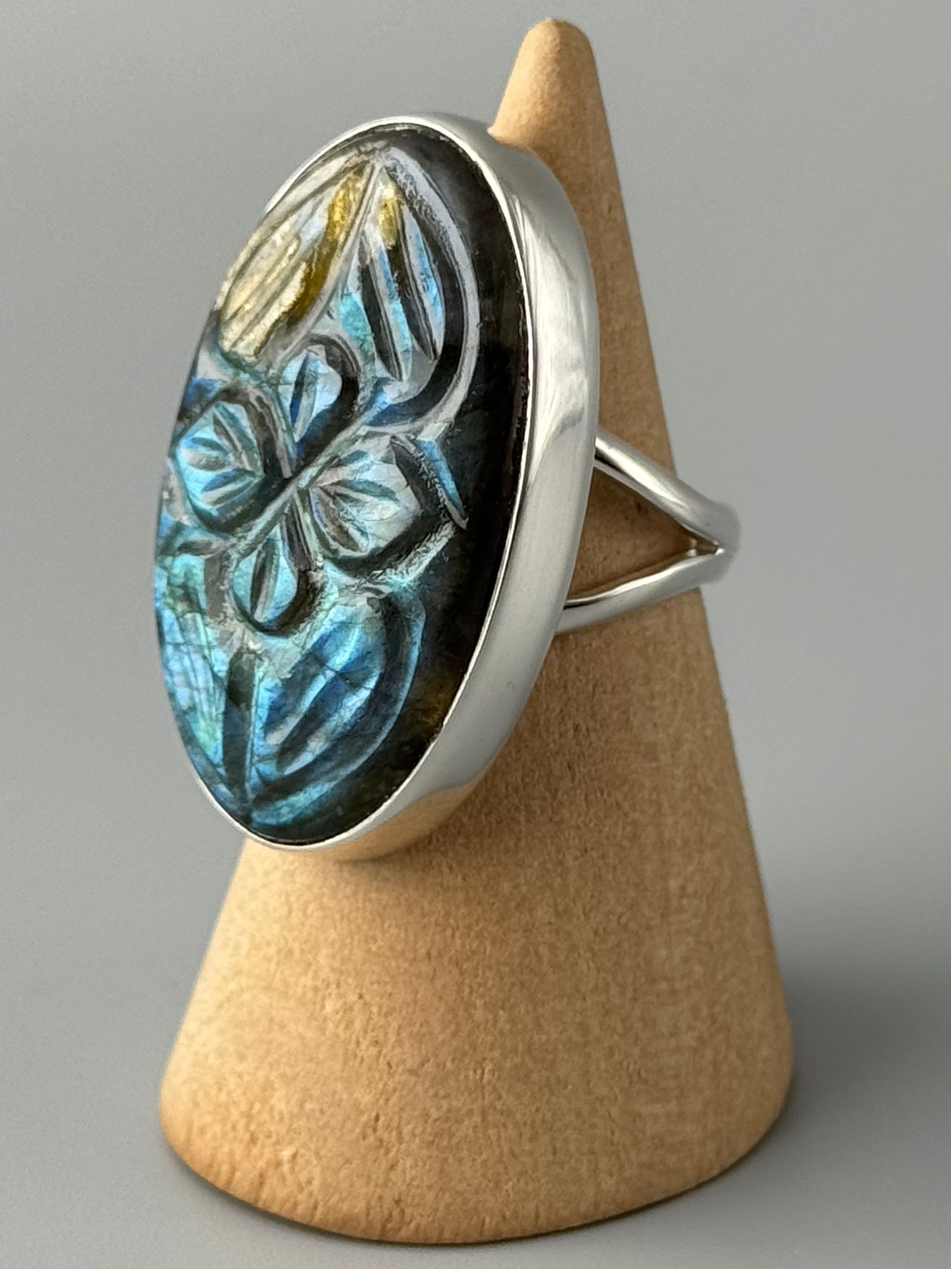 •ETCHED LABRADORITE - OVAL - 1• split band silver ring (size 6)