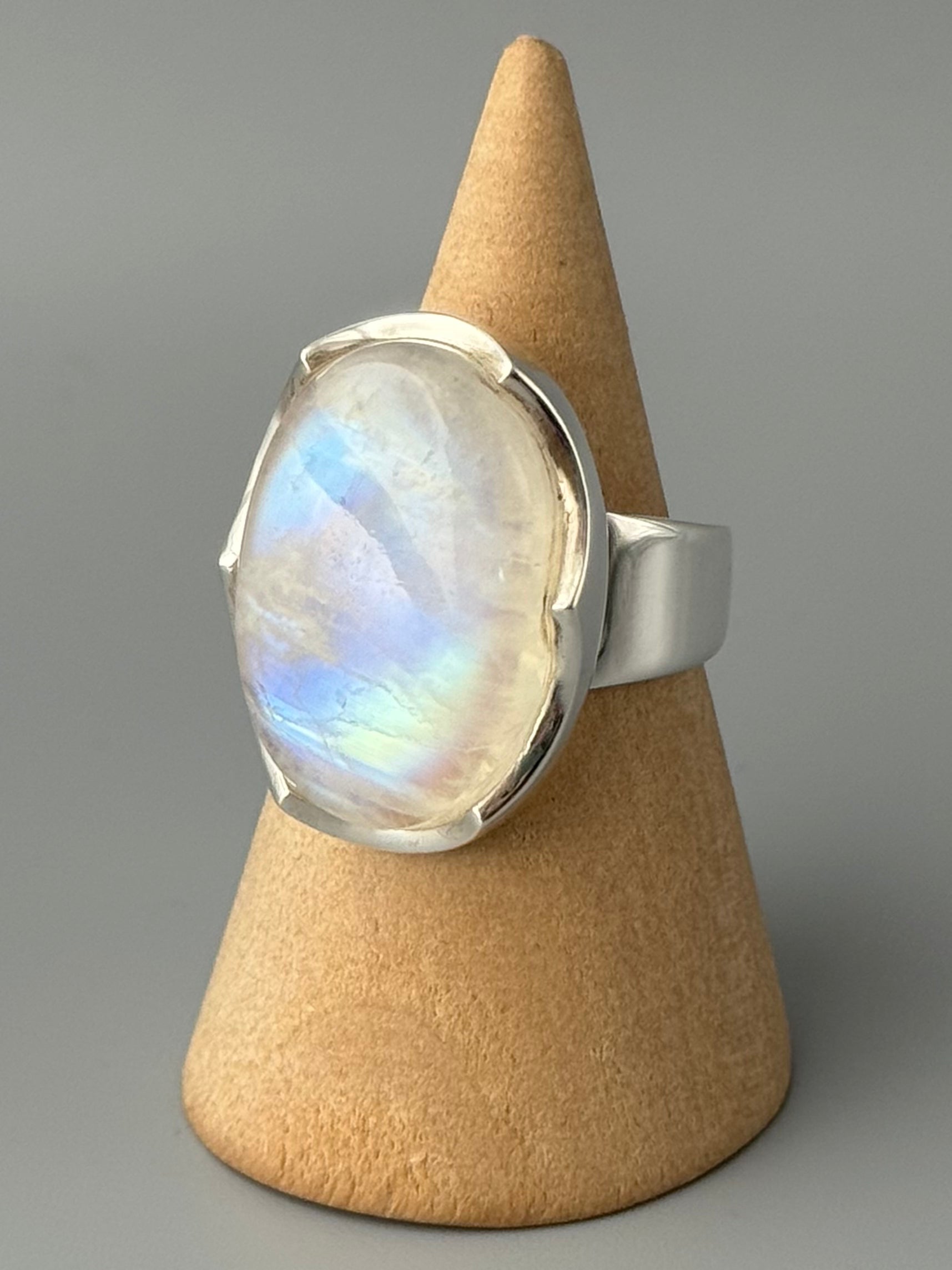 •RAINBOW MOONSTONE - MEDIUM OVAL• scalloped bezel silver ring (size 8.75)