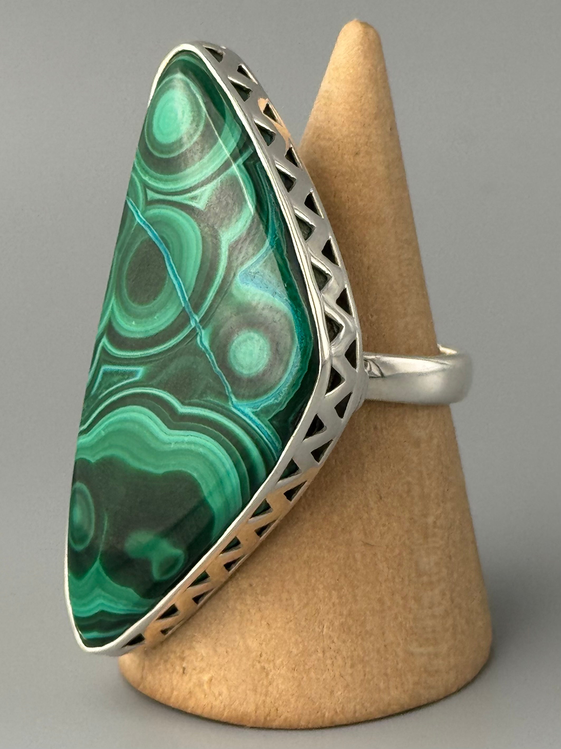 •MALACHITE - SOFT TRIANGLE• zig zag bezel silver ring (size 8.75)