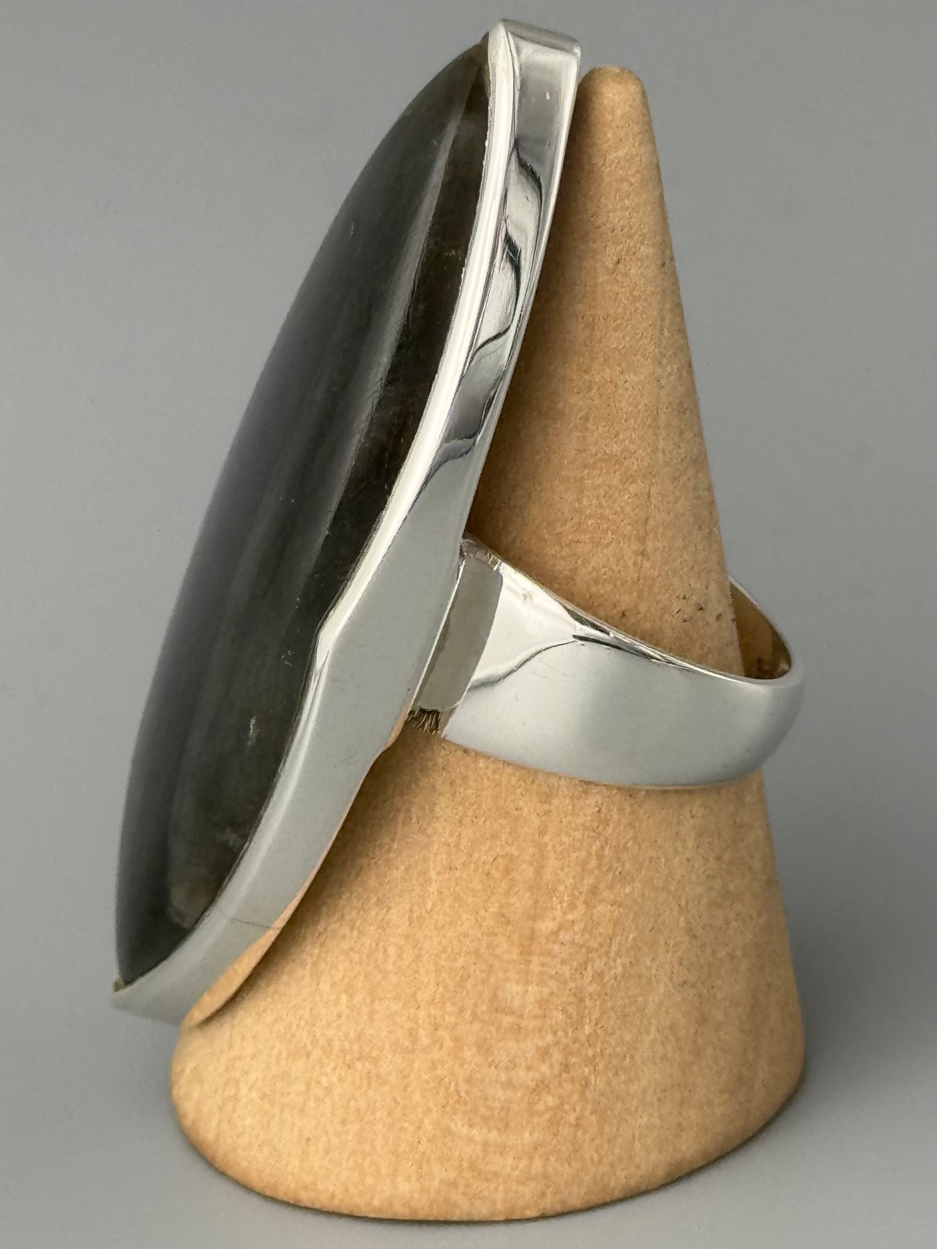•LABRADORITE - BIGGIE EYE• scalloped bezel silver ring (size 9.25)