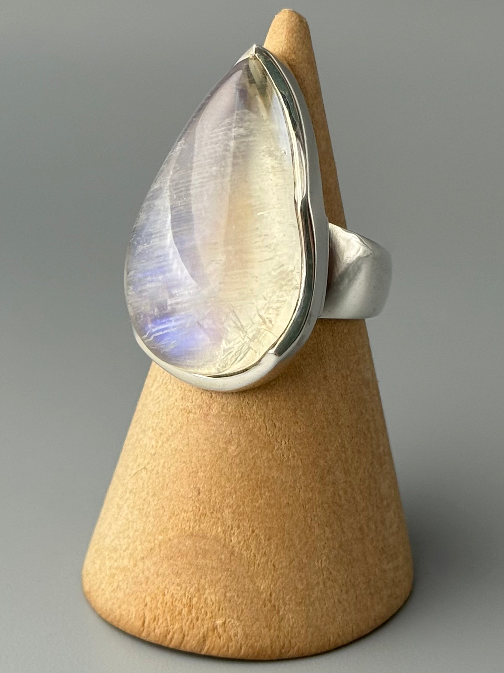 •RAINBOW MOONSTONE - TEAR• scalloped bezel silver ring (size 6.25)
