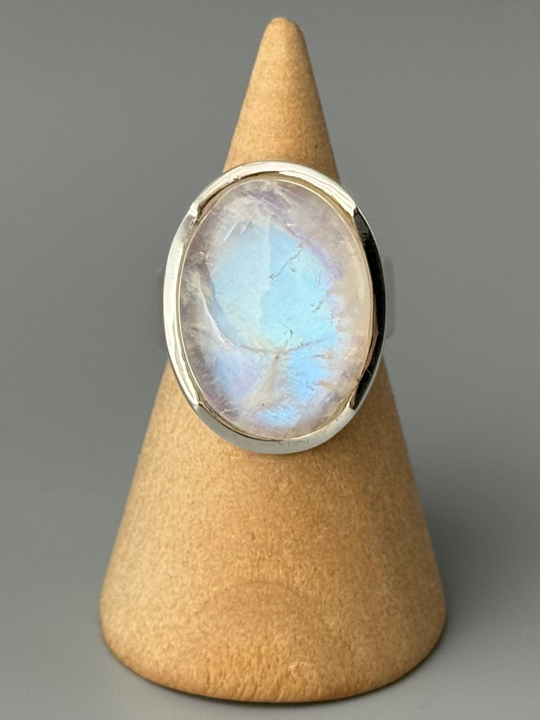 •RAINBOW MOONSTONE - MEDIUM OVAL - 1• scalloped bezel silver ring (size 7)