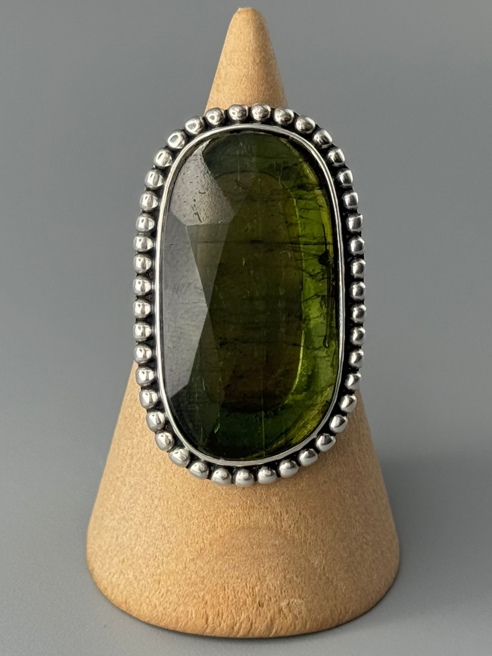 •FACETED GREEN TOURMALINE - OVAL• dotted bezel silver ring (size 9)