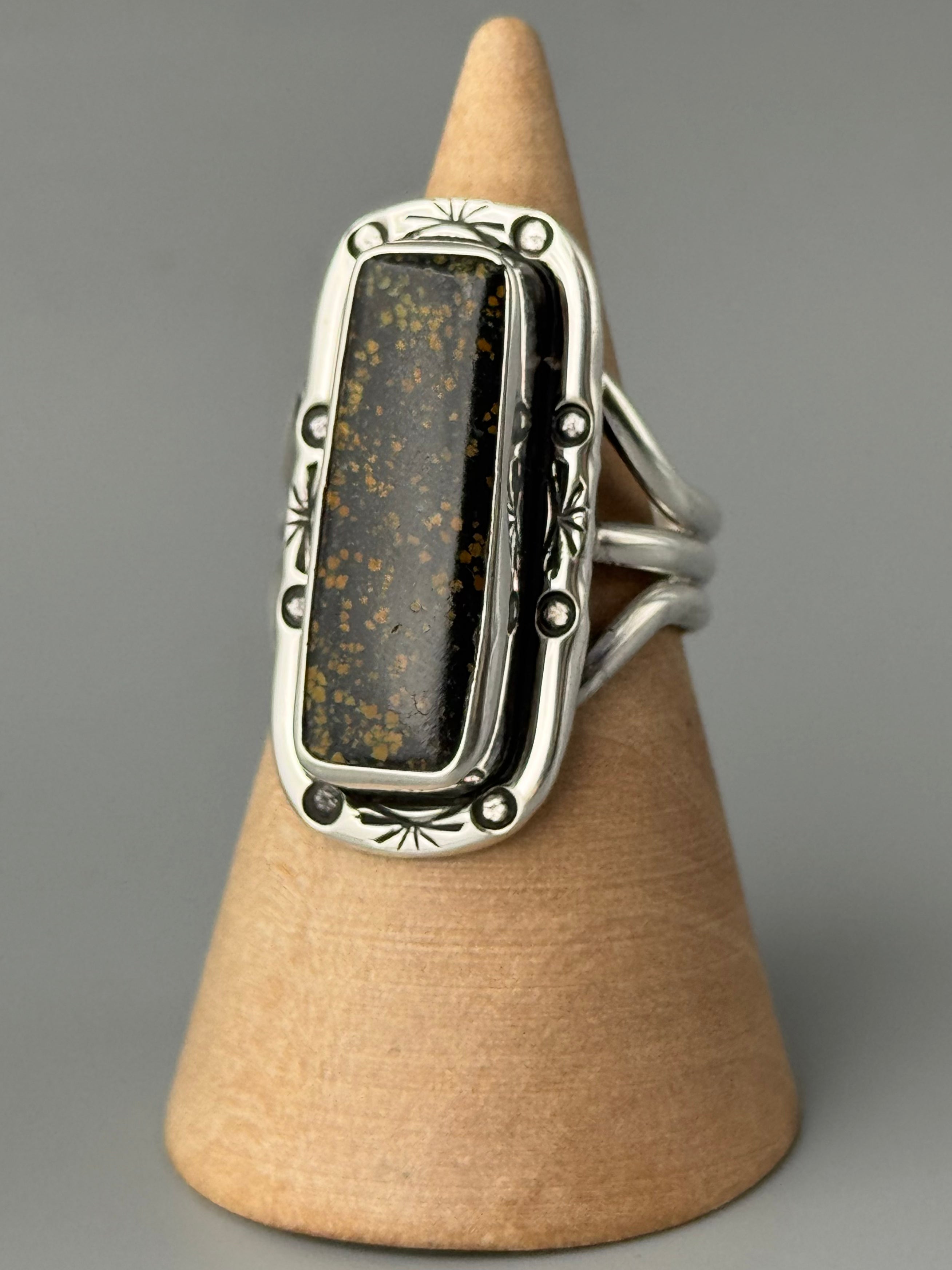 •BLACKJACK TURQUOISE - SHÁ - 1• Navajo silver ring (size 8)