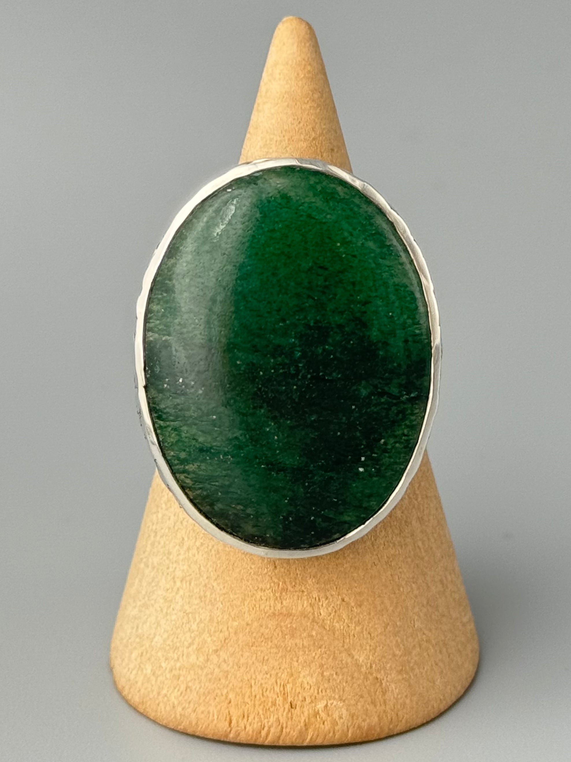•GREEN AVENTURINE - OVAL• cobblestone bezel silver ring (size 7.75)