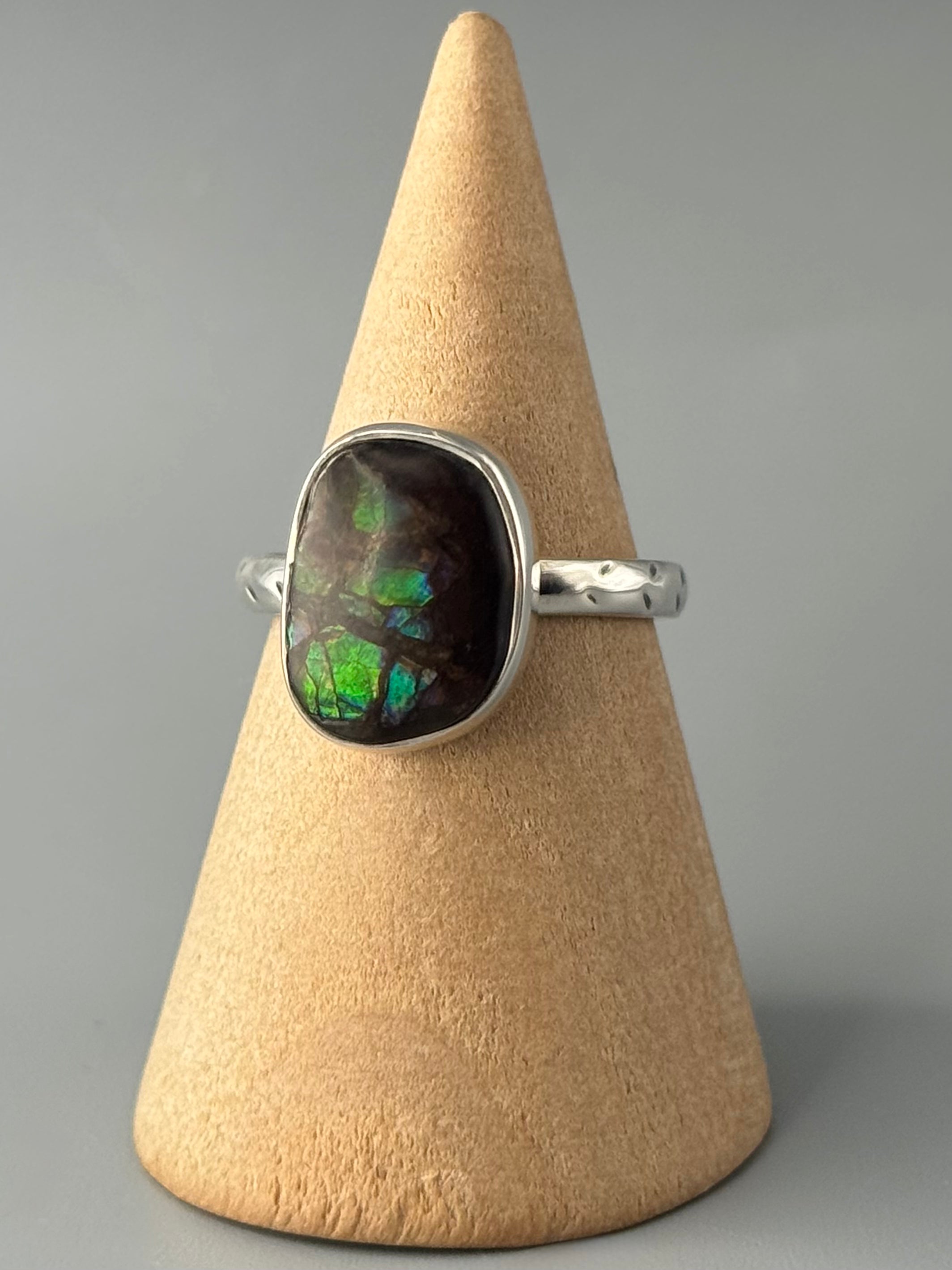 •AMMOLITE - FREEFORM• detailed band silver ring (size 8)