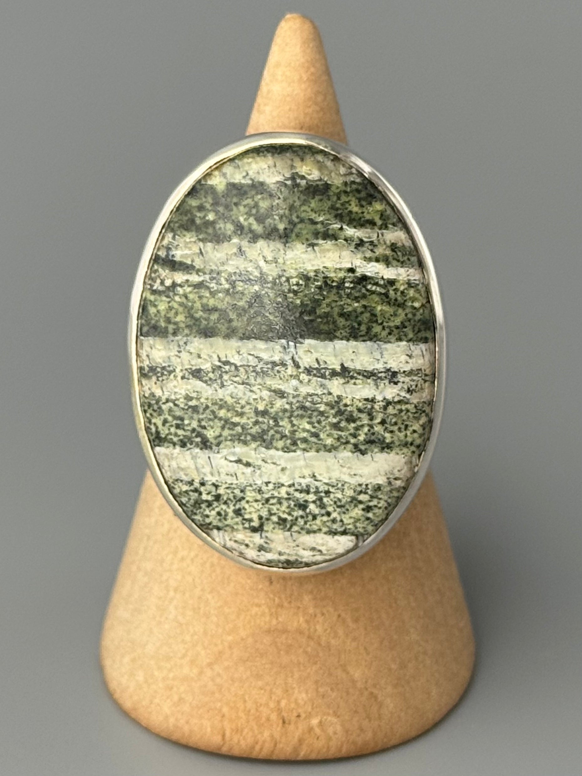 •SERAPHINITE - OVAL• simple bezel silver ring (size 7.75)
