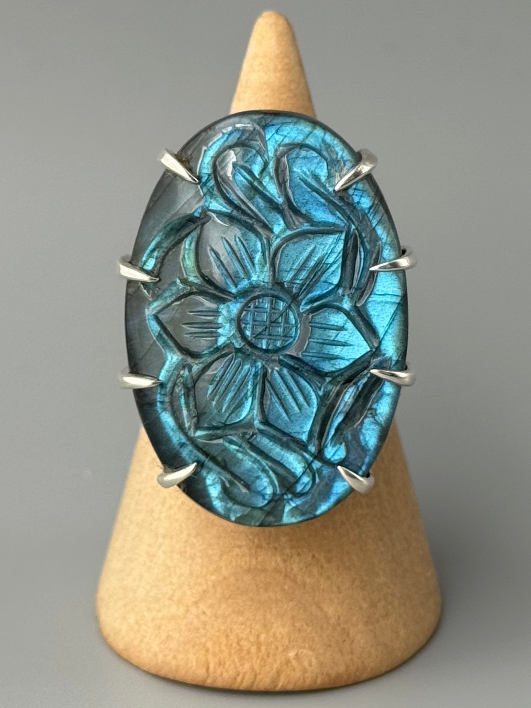 •ETCHED LABRADORITE - OVAL• chevron band silver ring (size 6.75)