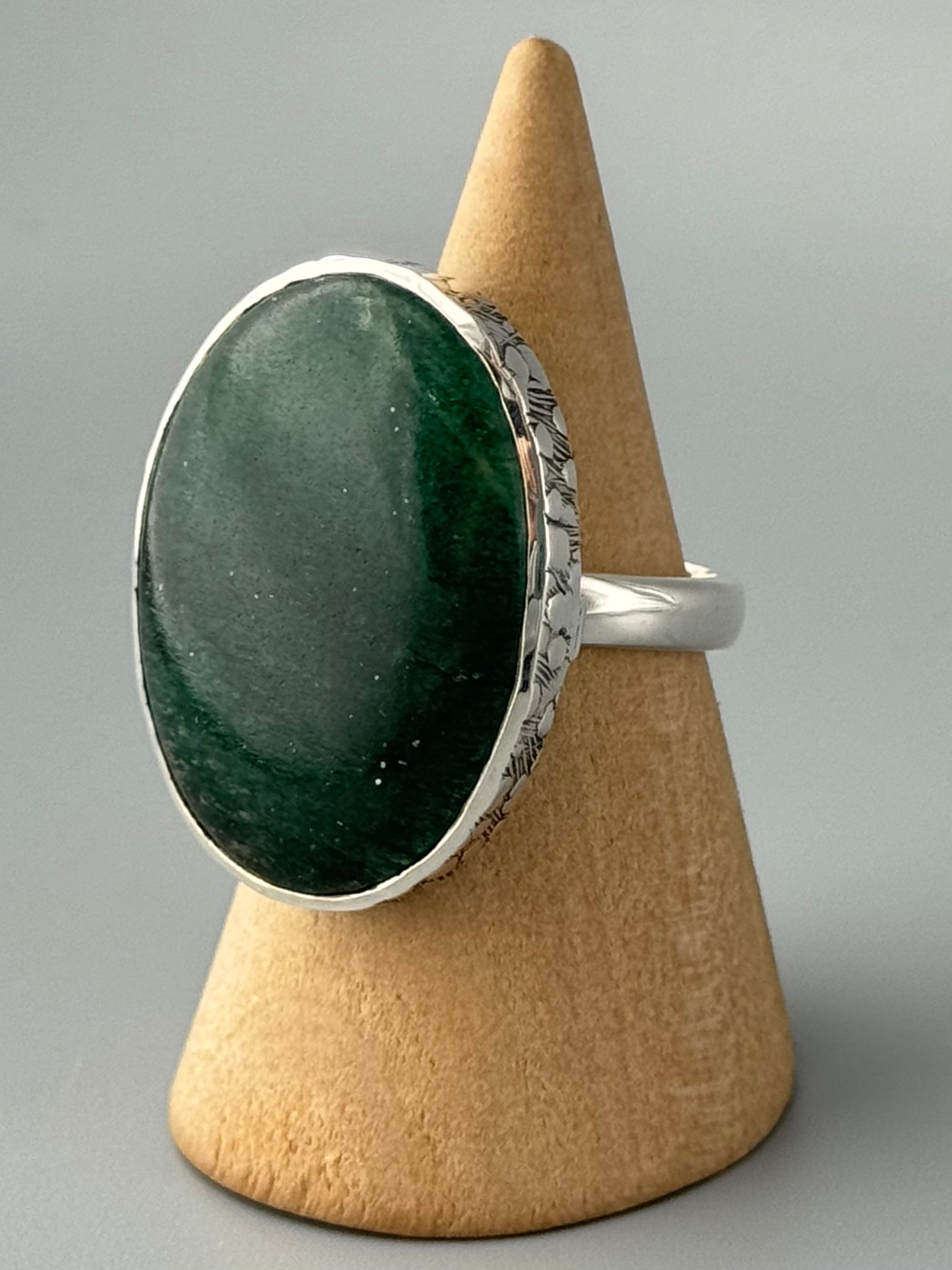•GREEN AVENTURINE - OVAL• cobblestone bezel silver ring (size 7.75)