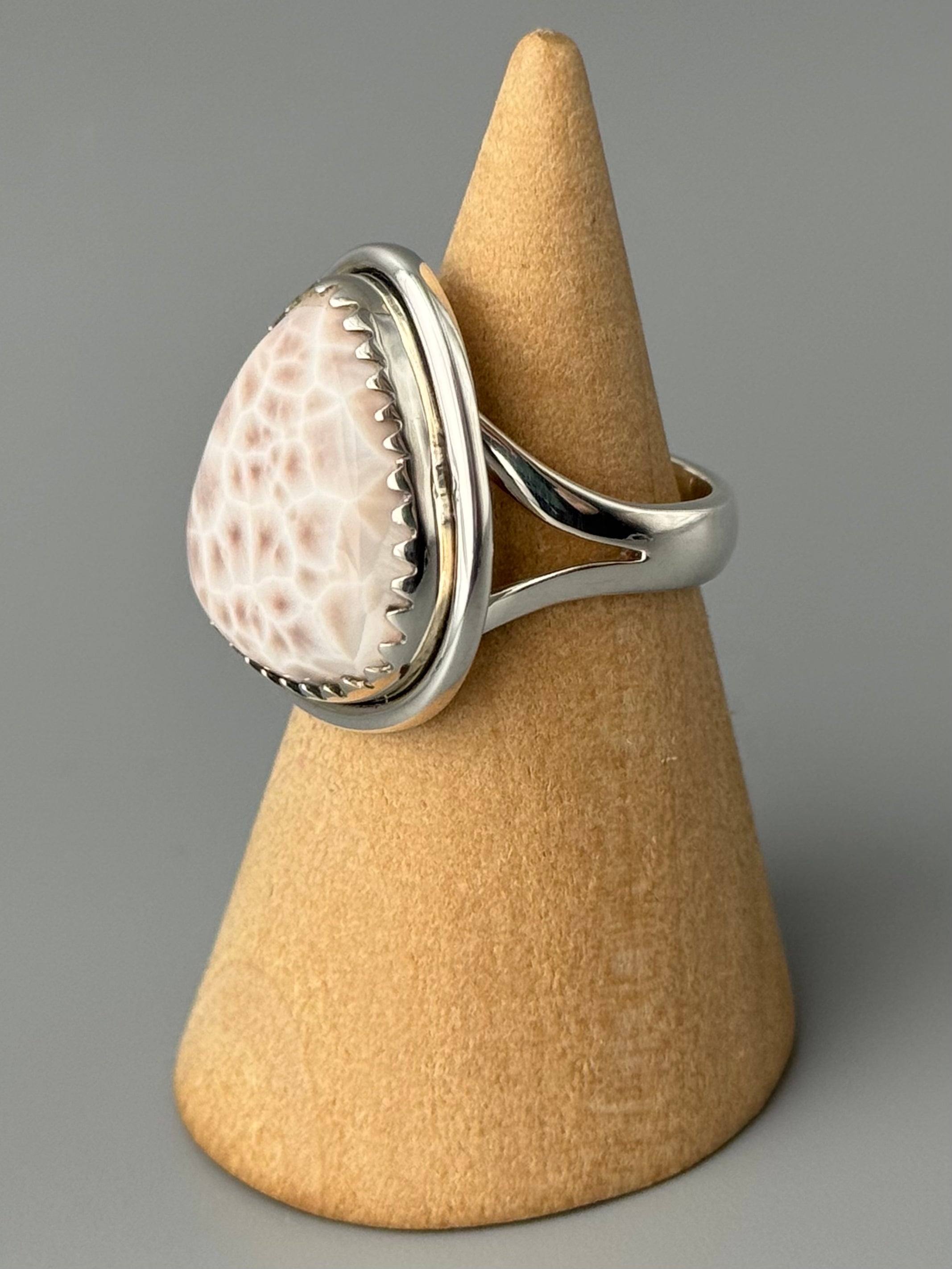 •THOMSONITE - ROUNDED TRIANGLE• serrated bezel silver ring (size 6)