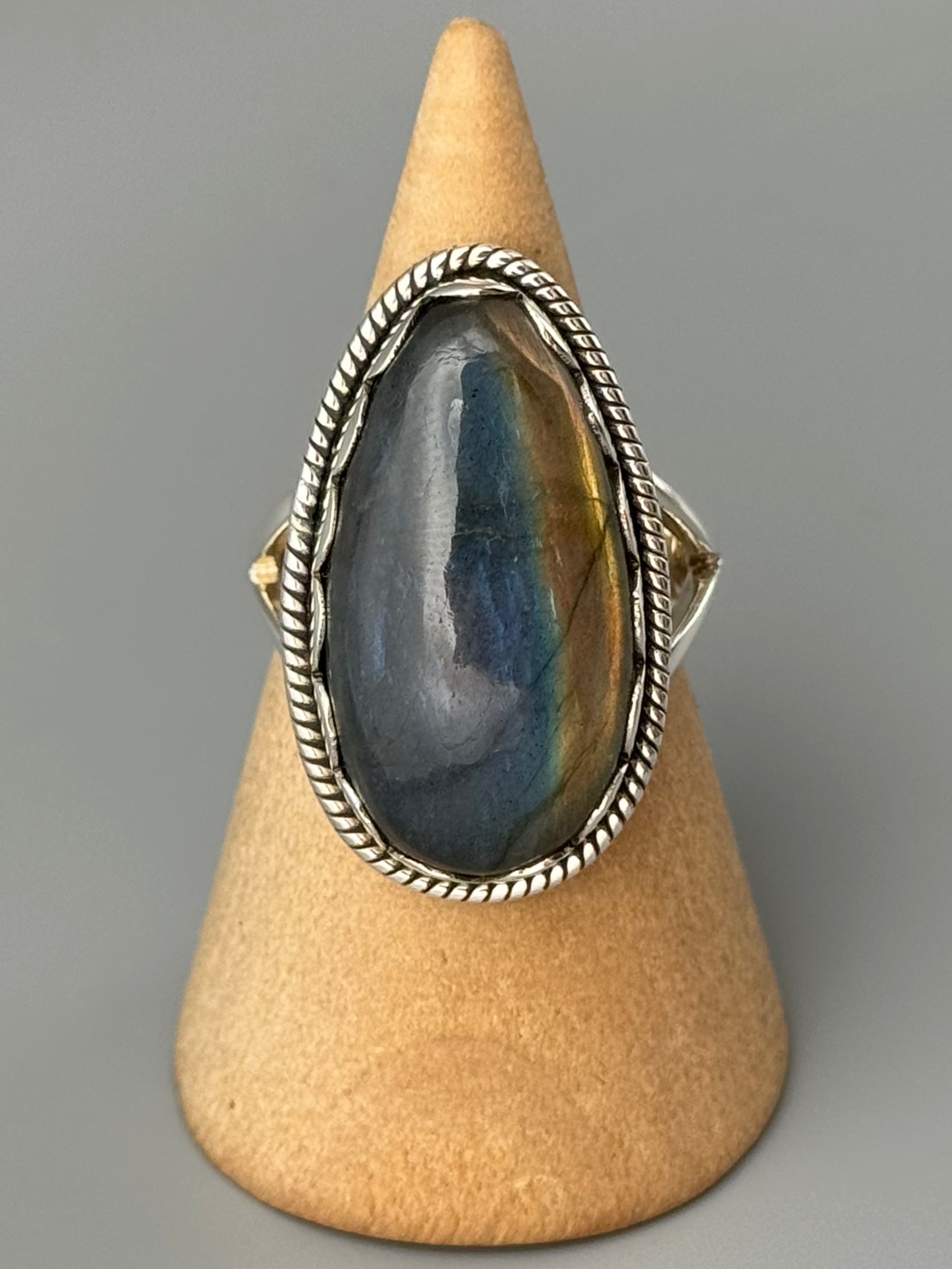 •LABRADORITE - PETAL• decorative bezel silver ring (size 9)