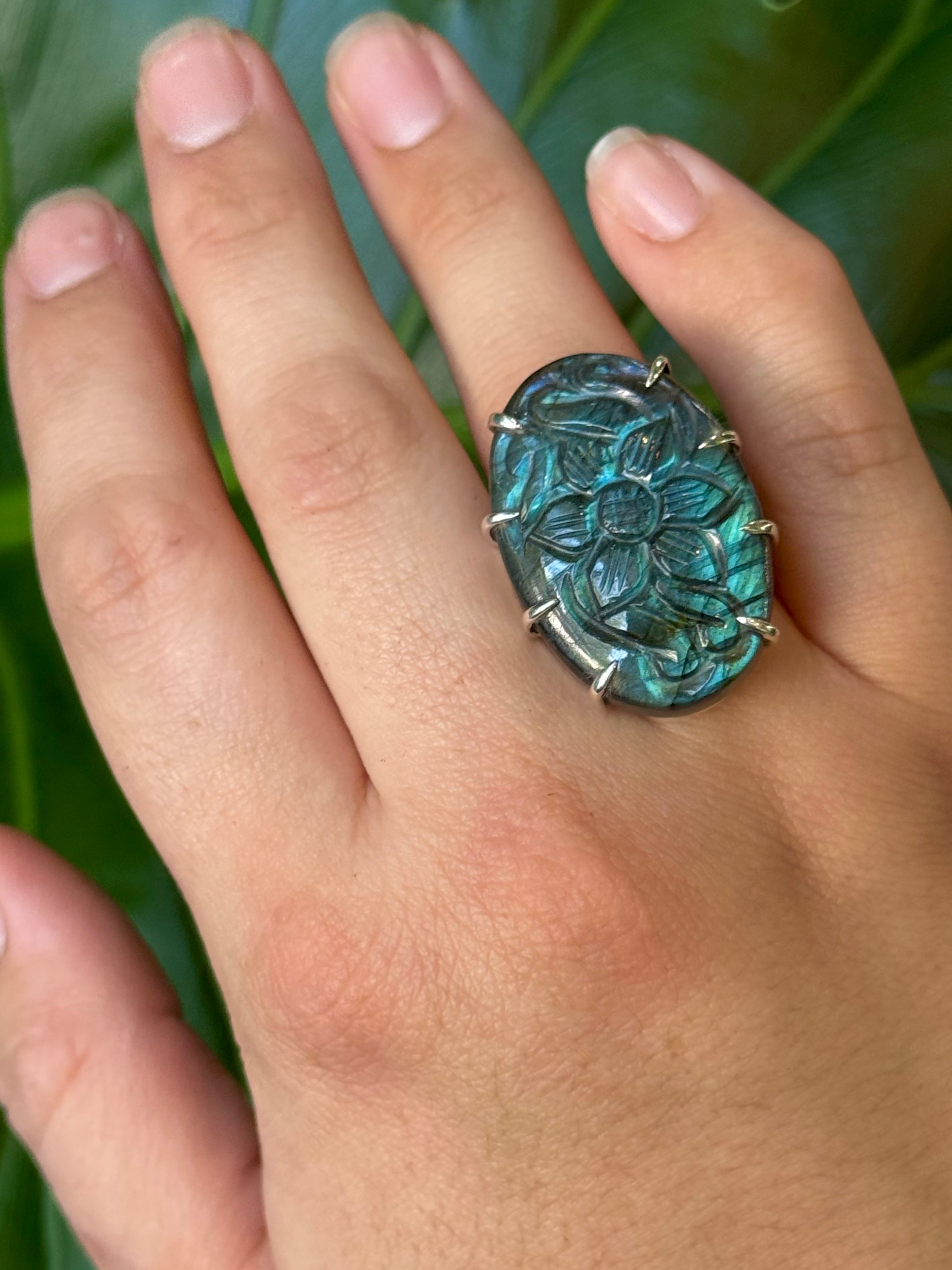 •ETCHED LABRADORITE - OVAL• chevron band silver ring (size 7.75)