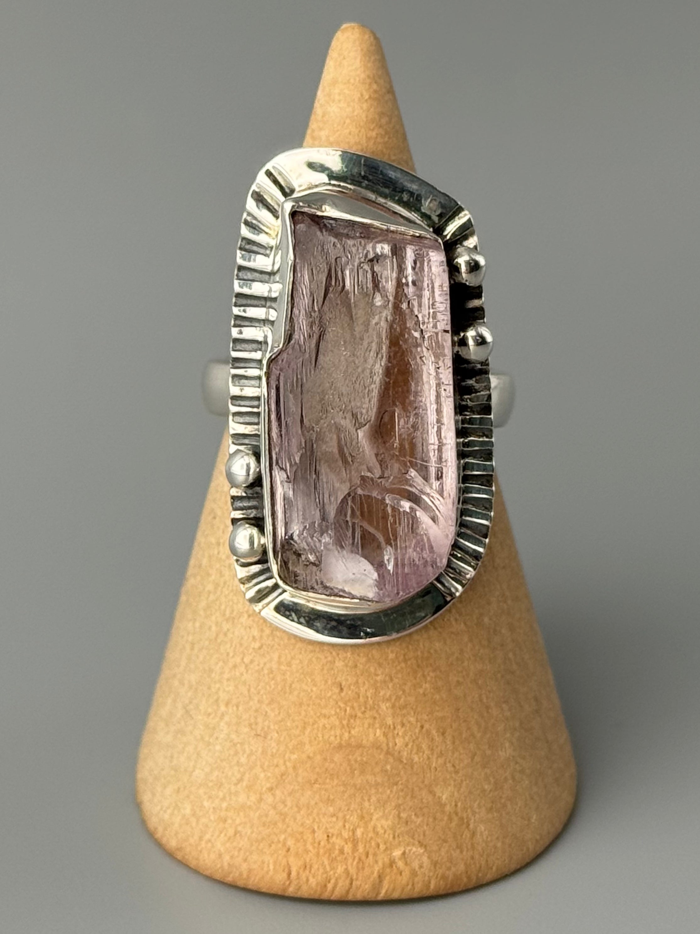 •KUNZITE - MESA 1• decorative bezel silver ring (size 6.75)