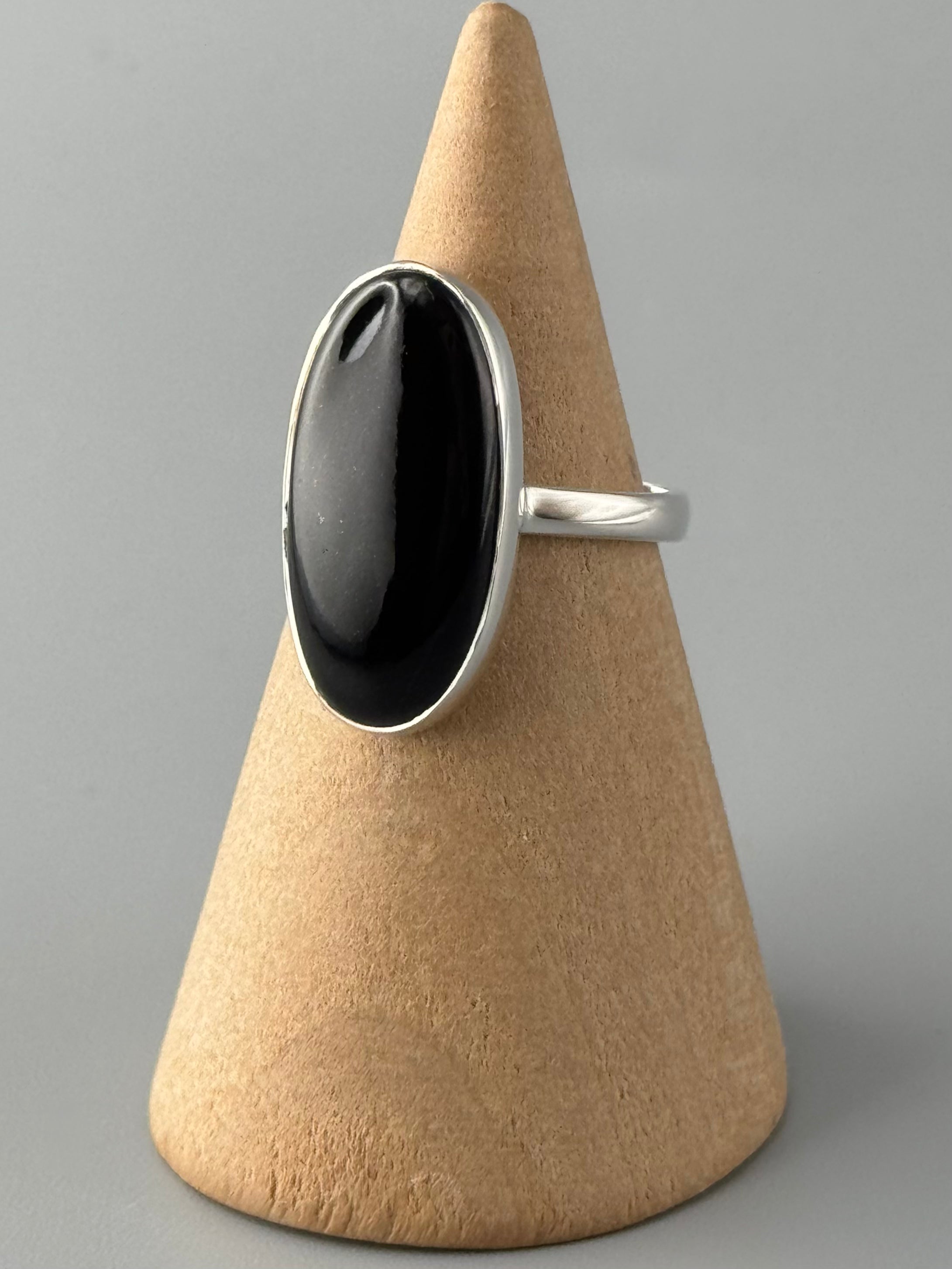 •BLACK ONYX - ELONGATED OVAL• simple band silver ring (size 6)