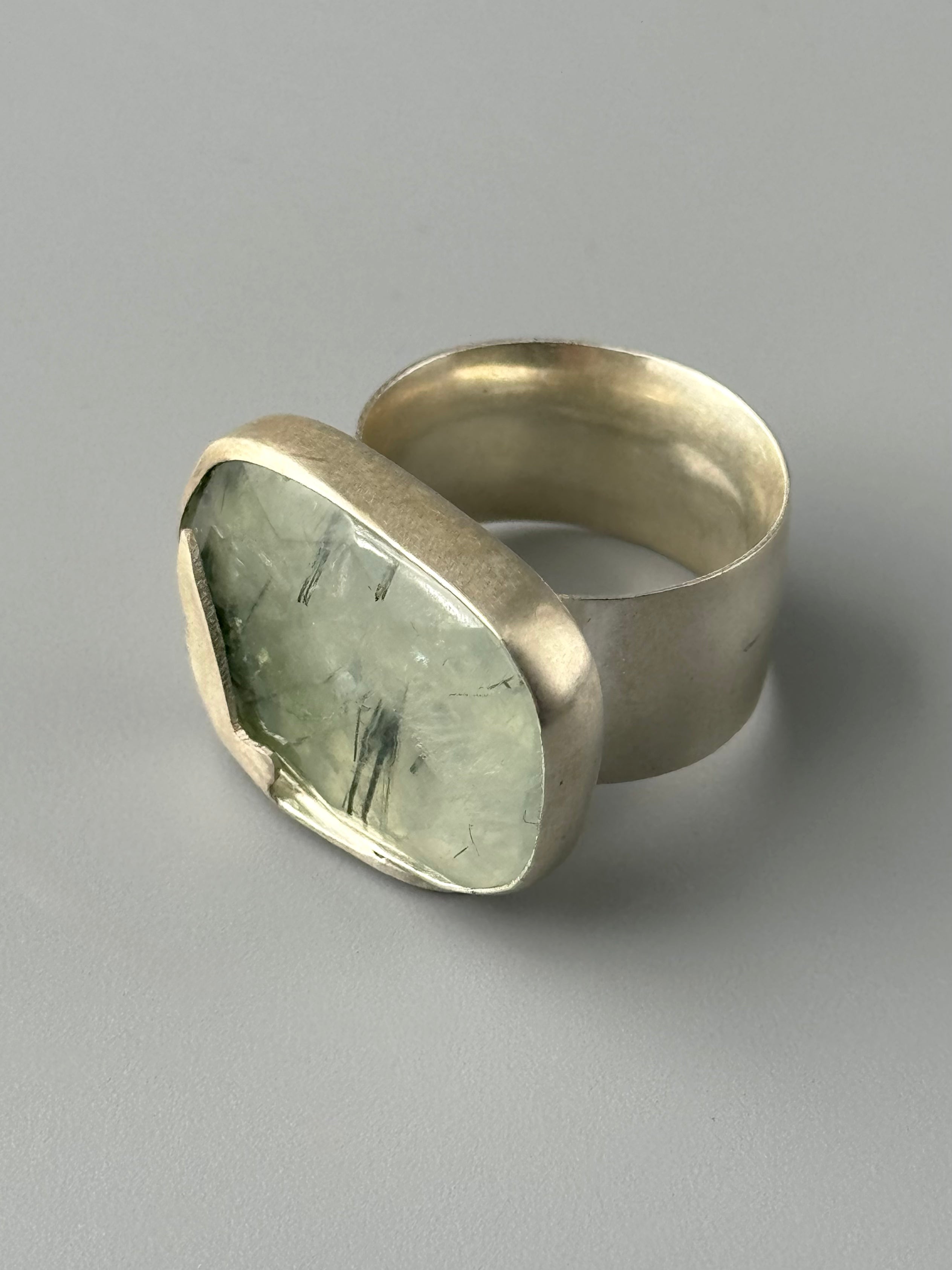 •MARIPOSA NOCTURNA• prehnite + silver ring (SIZE 6.75)