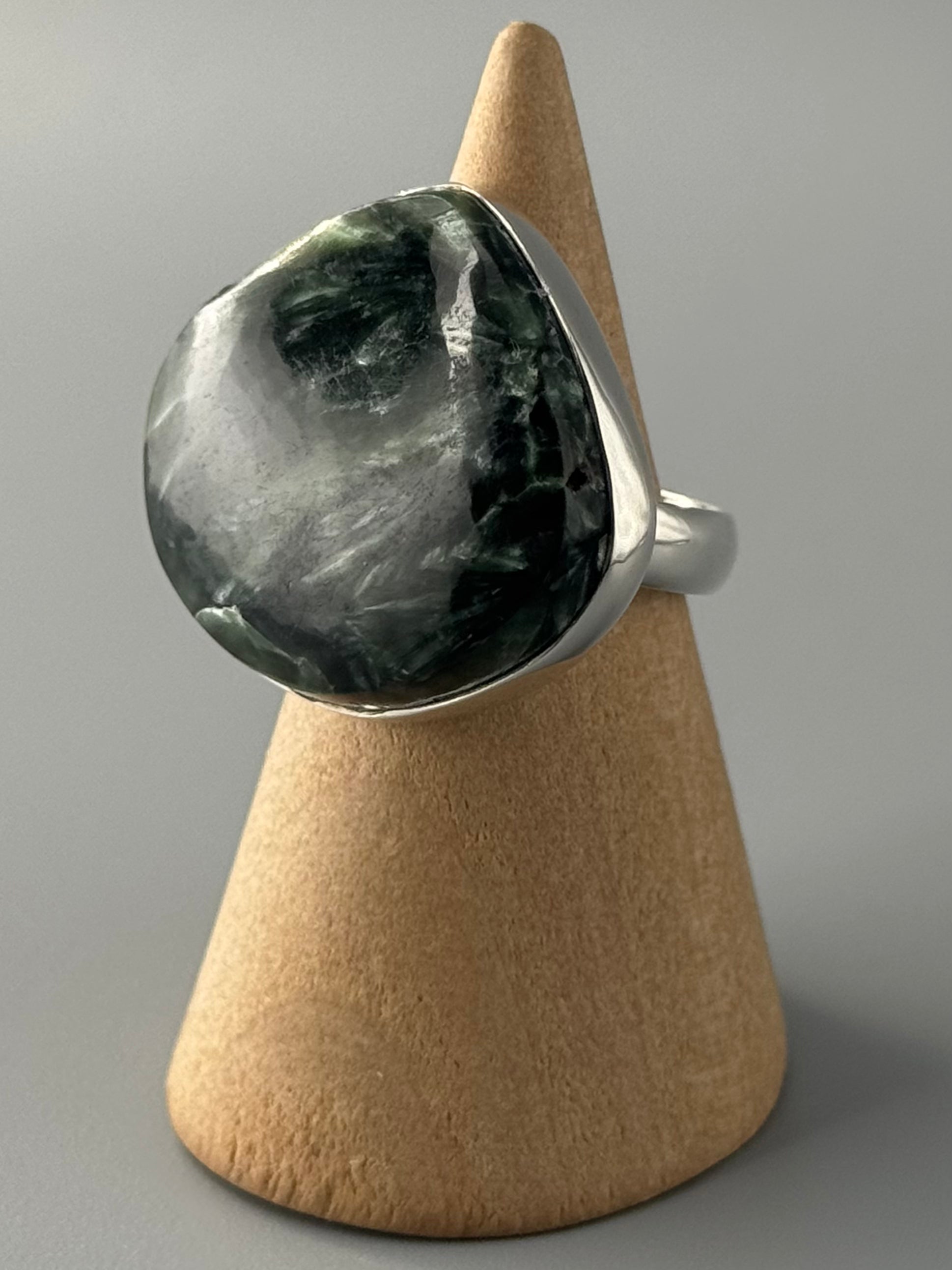 •SERAPHINITE - FREEFORM• simple bezel silver ring (size 7.5)
