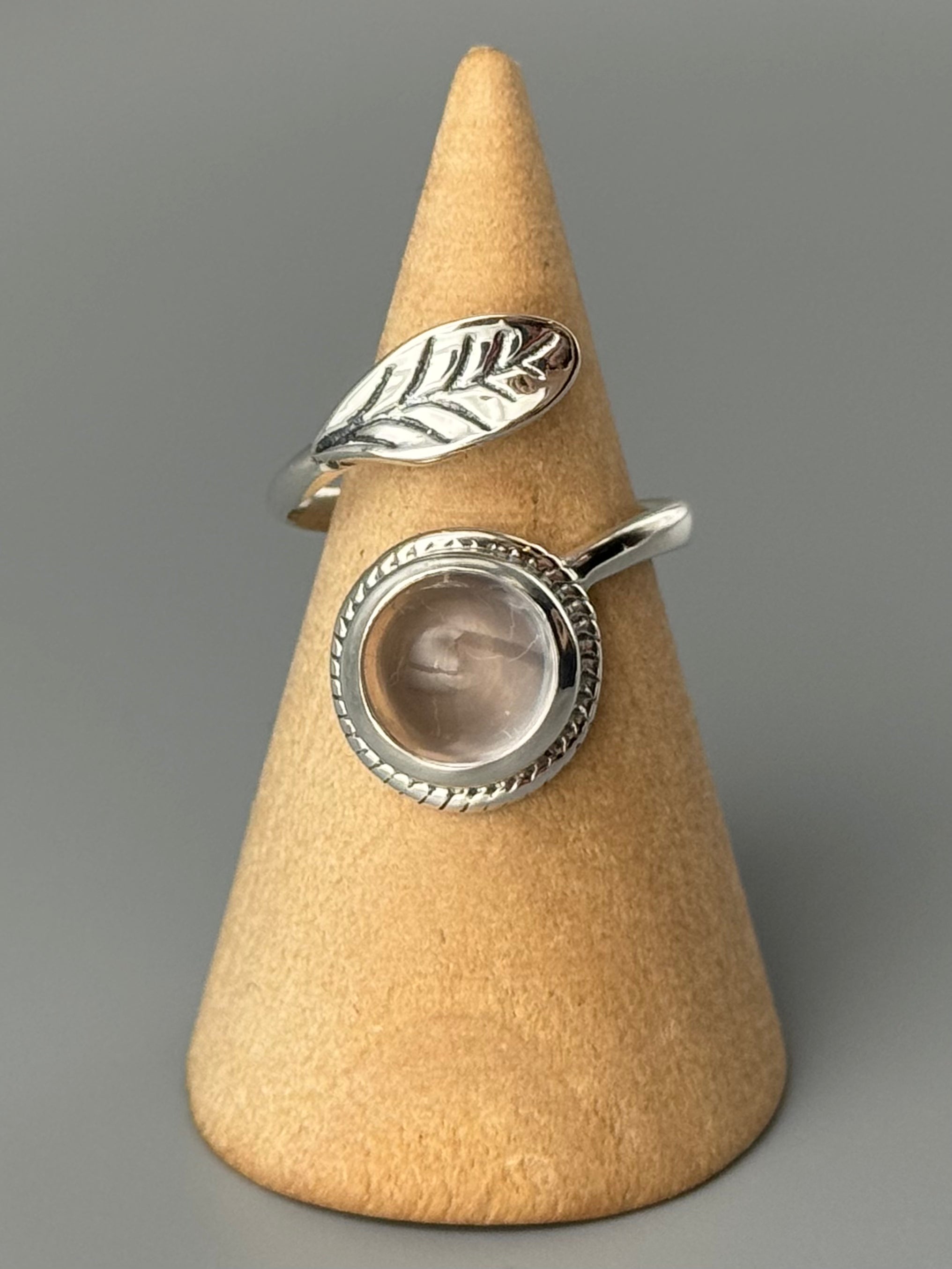 •ROSE QUARTZ - LEAF HUG• adjustable silver ring