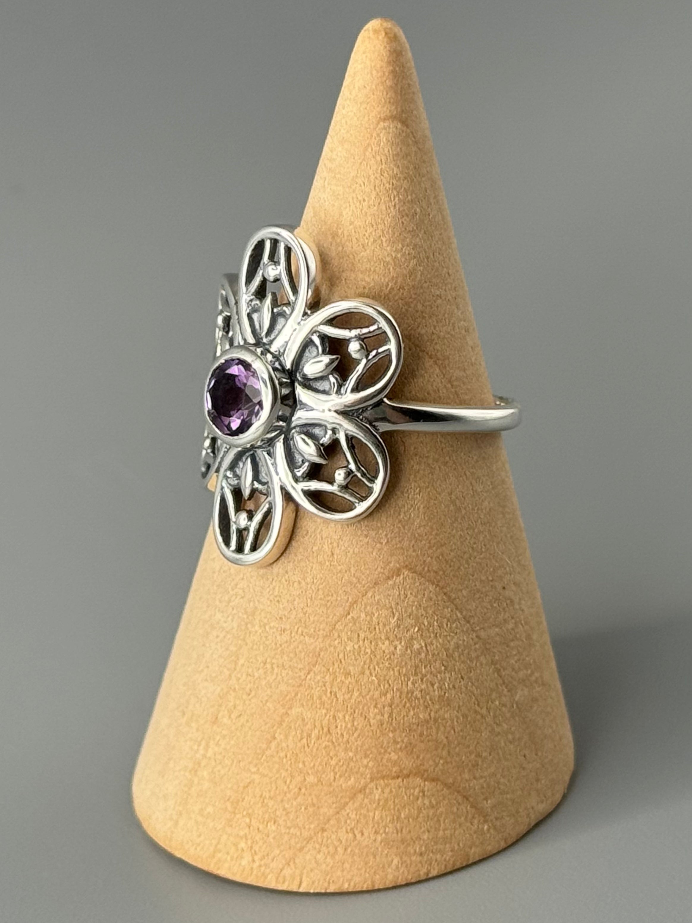 •AMETHYST - DAISY• decorative bezel silver ring (size 7)