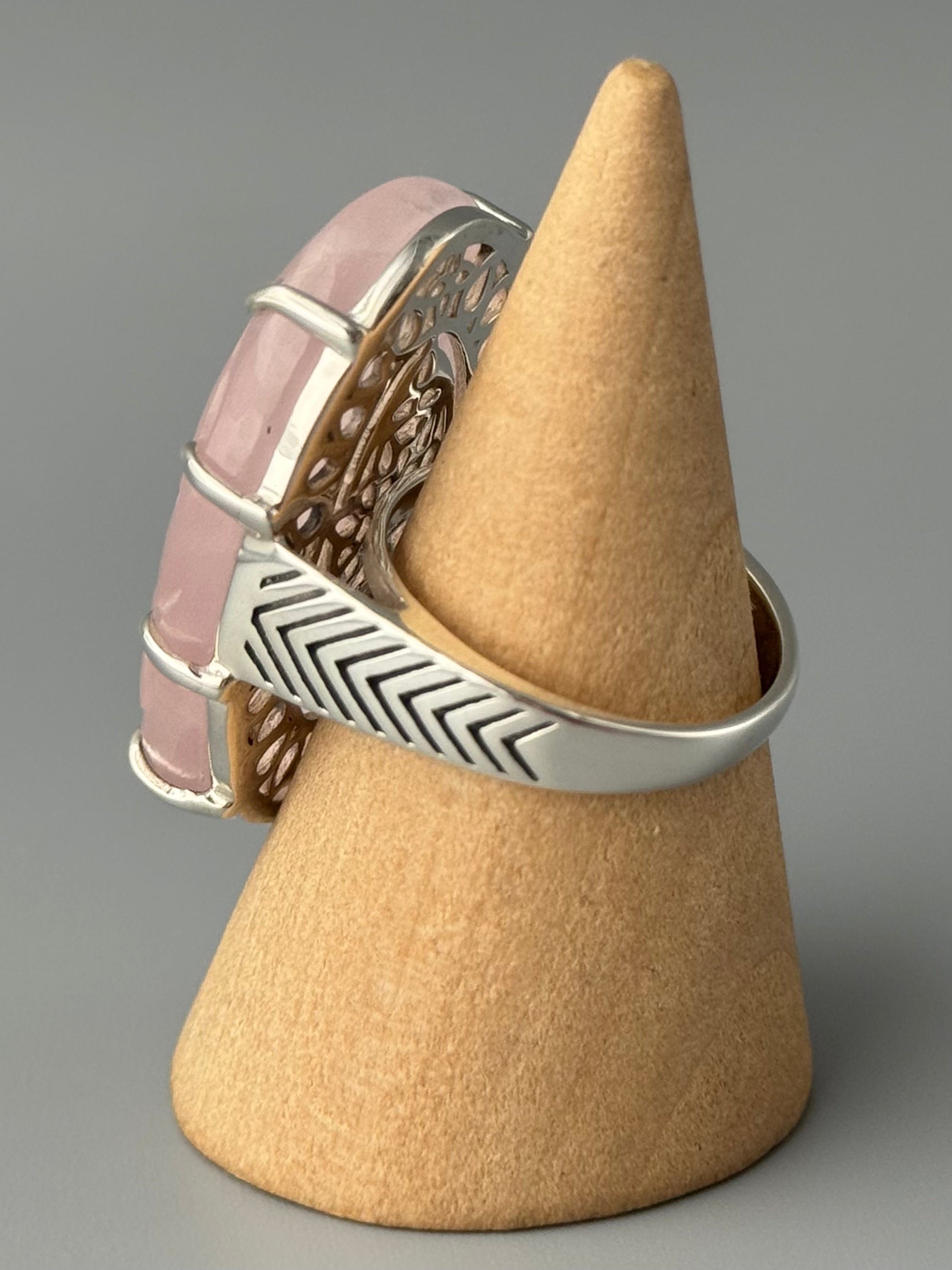 •ETCHED ROSE QUARTZ - OVAL• chevron band silver ring (various sizes)