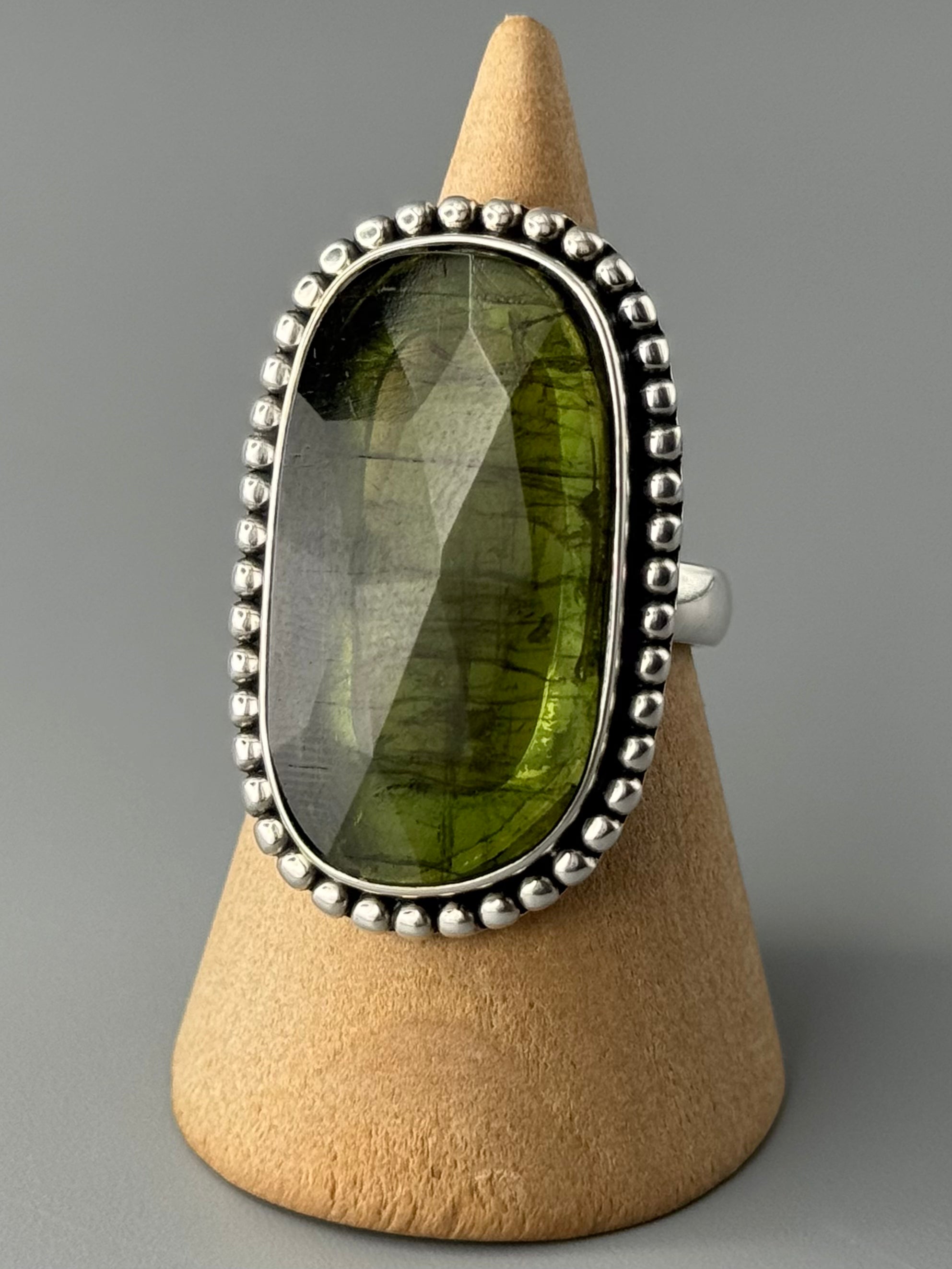 •FACETED GREEN TOURMALINE - OVAL• dotted bezel silver ring (size 9)