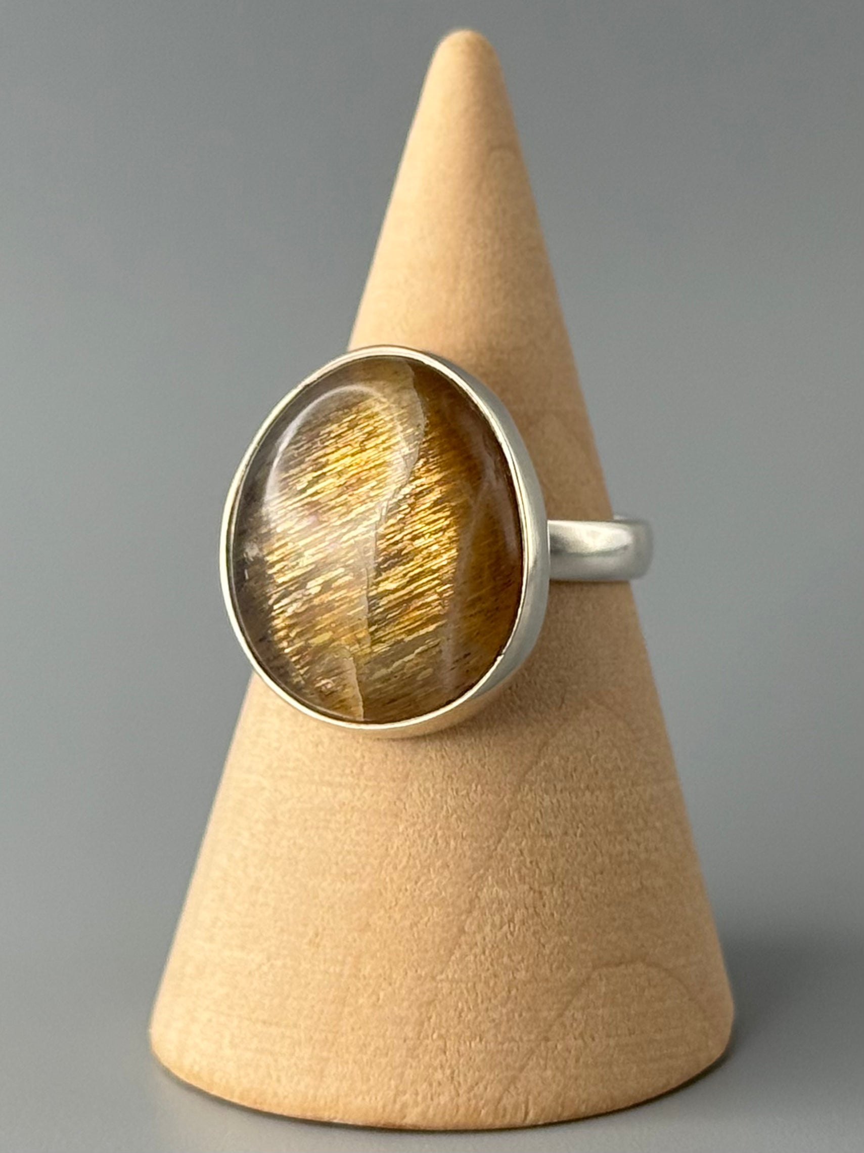 •SUN/MOONSTONE - OVAL• simple bezel silver ring (size 7)