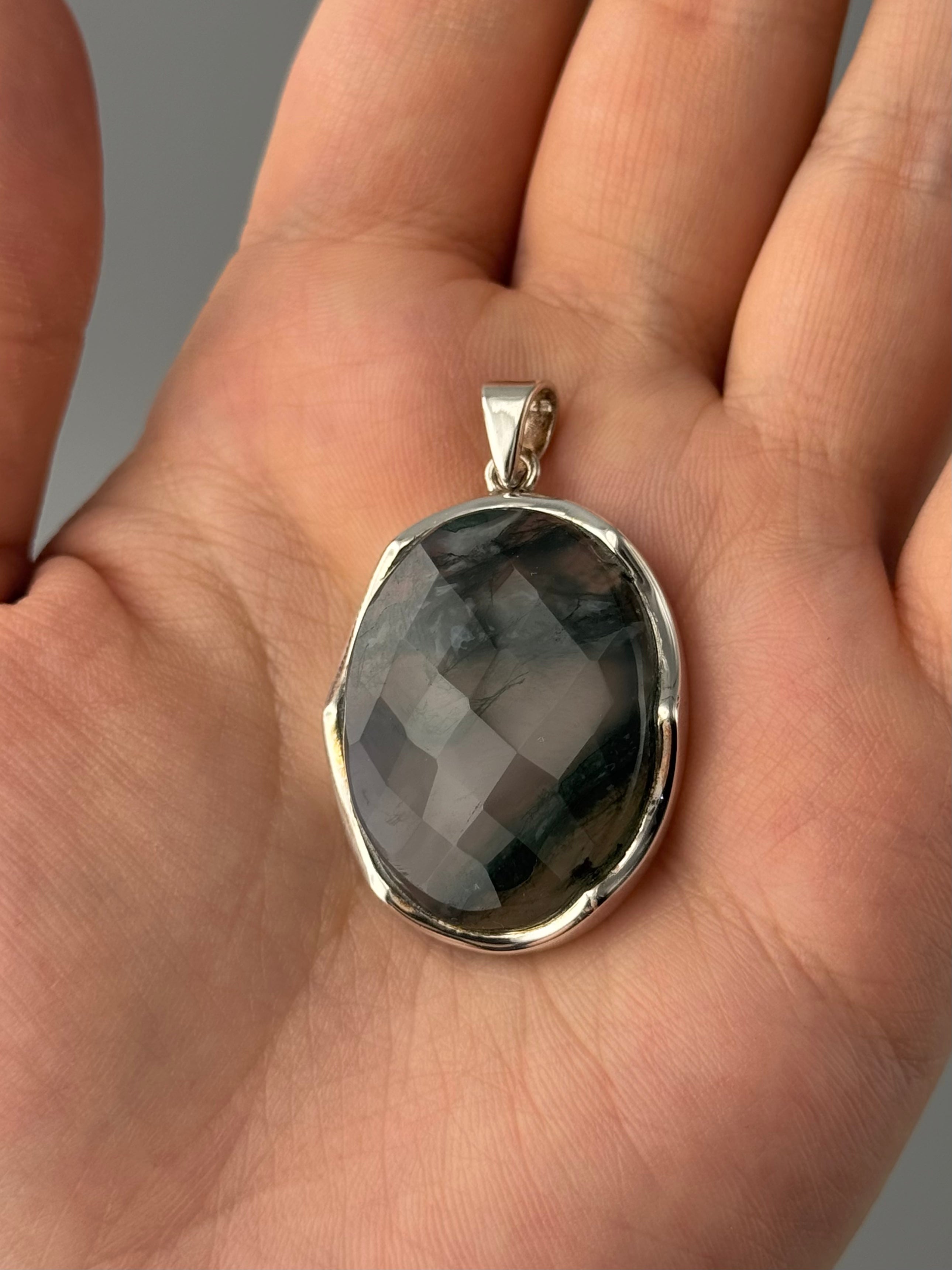 •FACETED MOSS AGATE - OVAL• scalloped bezel silver pendant
