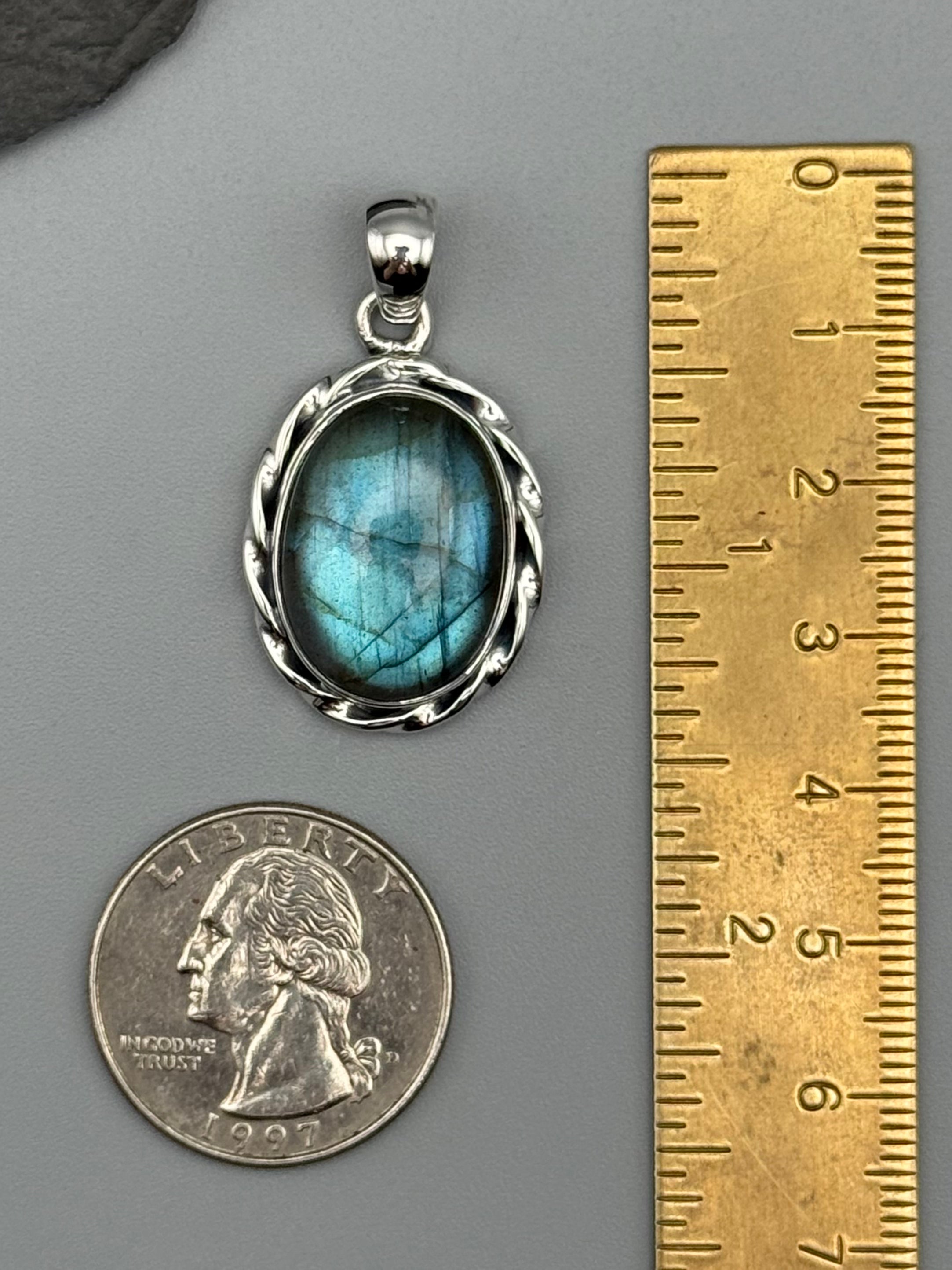•LABRADORITE - OVAL• twisted bezel silver pendant