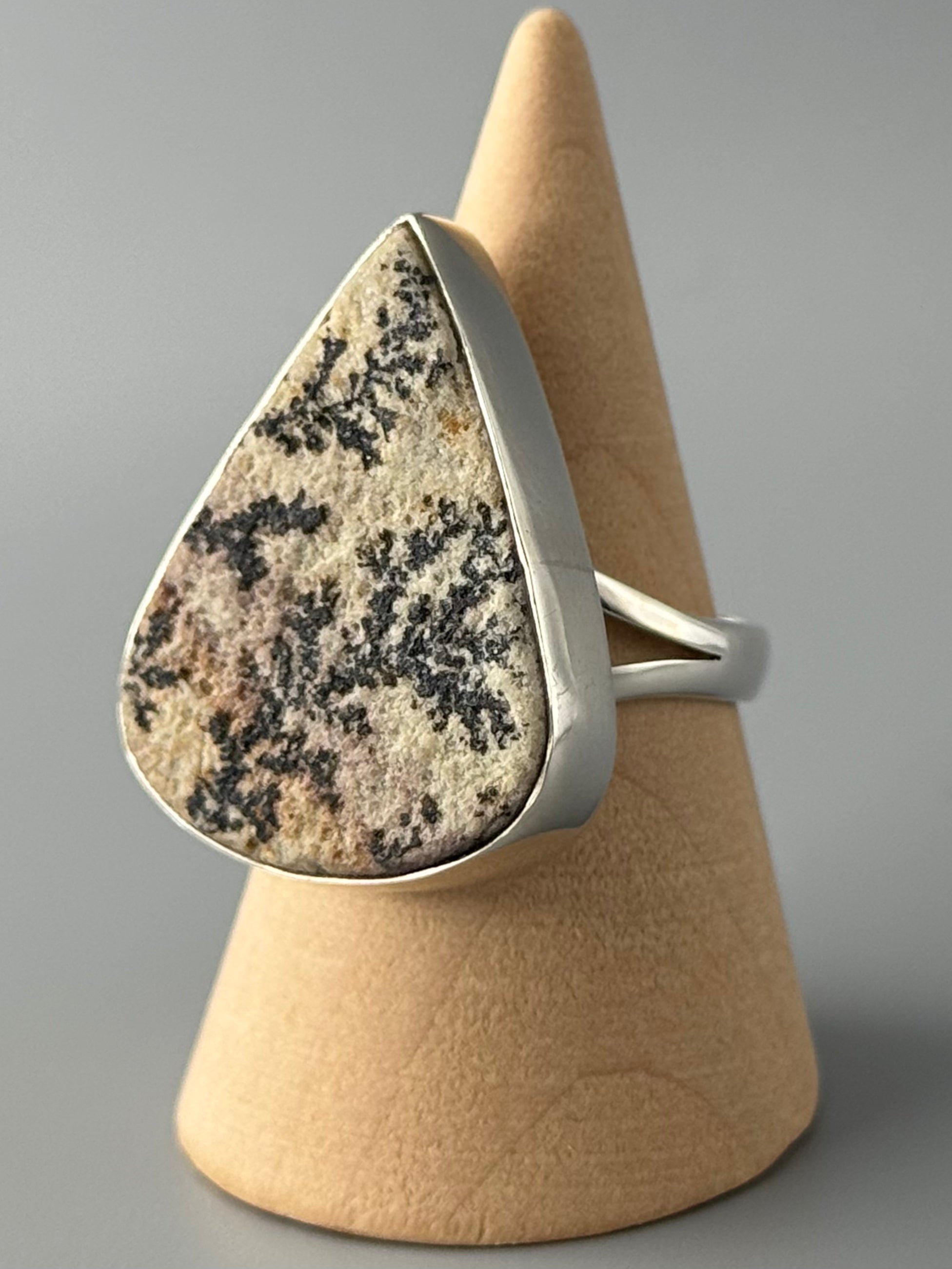 •DENDRITIC SANDSTONE - TEAR• split band silver ring (size 9)