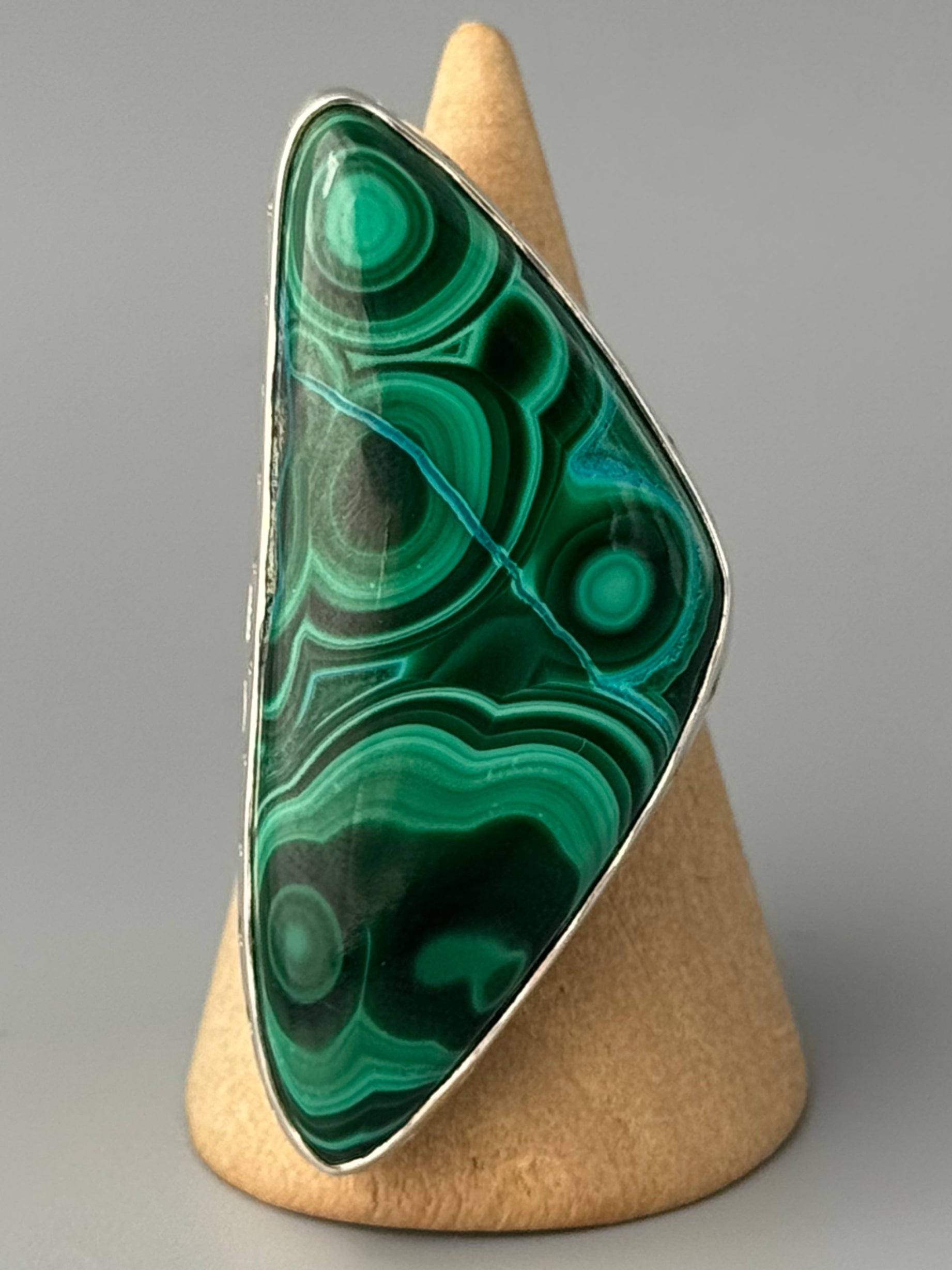 •MALACHITE - SOFT TRIANGLE• zig zag bezel silver ring (size 8.75)