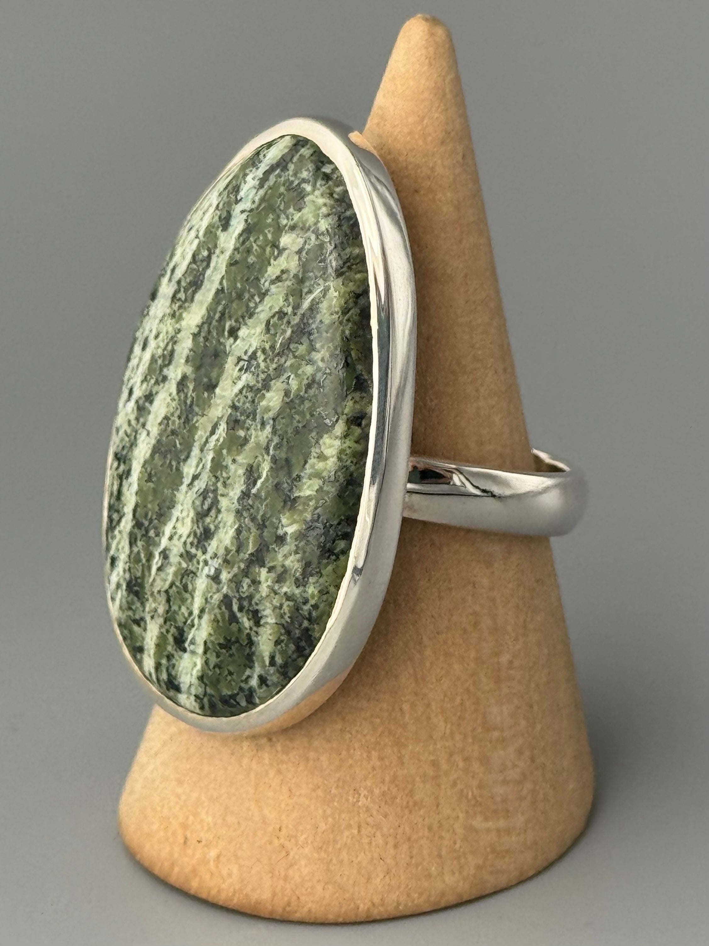 •SERAPHINITE - HUEVO• simple bezel silver ring (size 10)