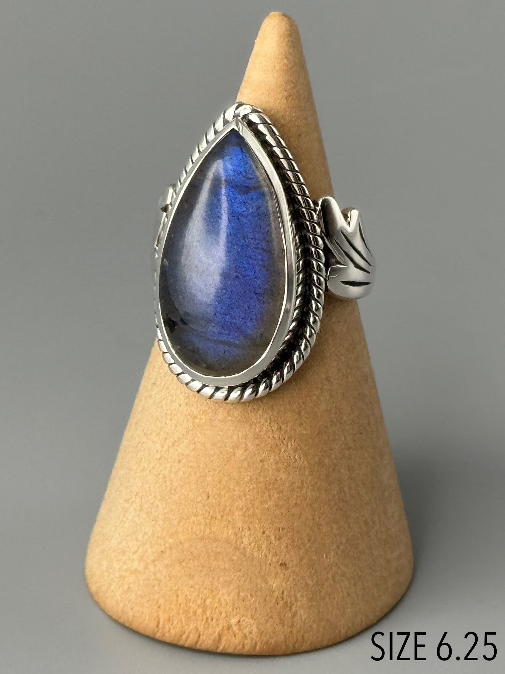 •LABRADORITE - FLEUR• roped bezel silver ring (various sizes)