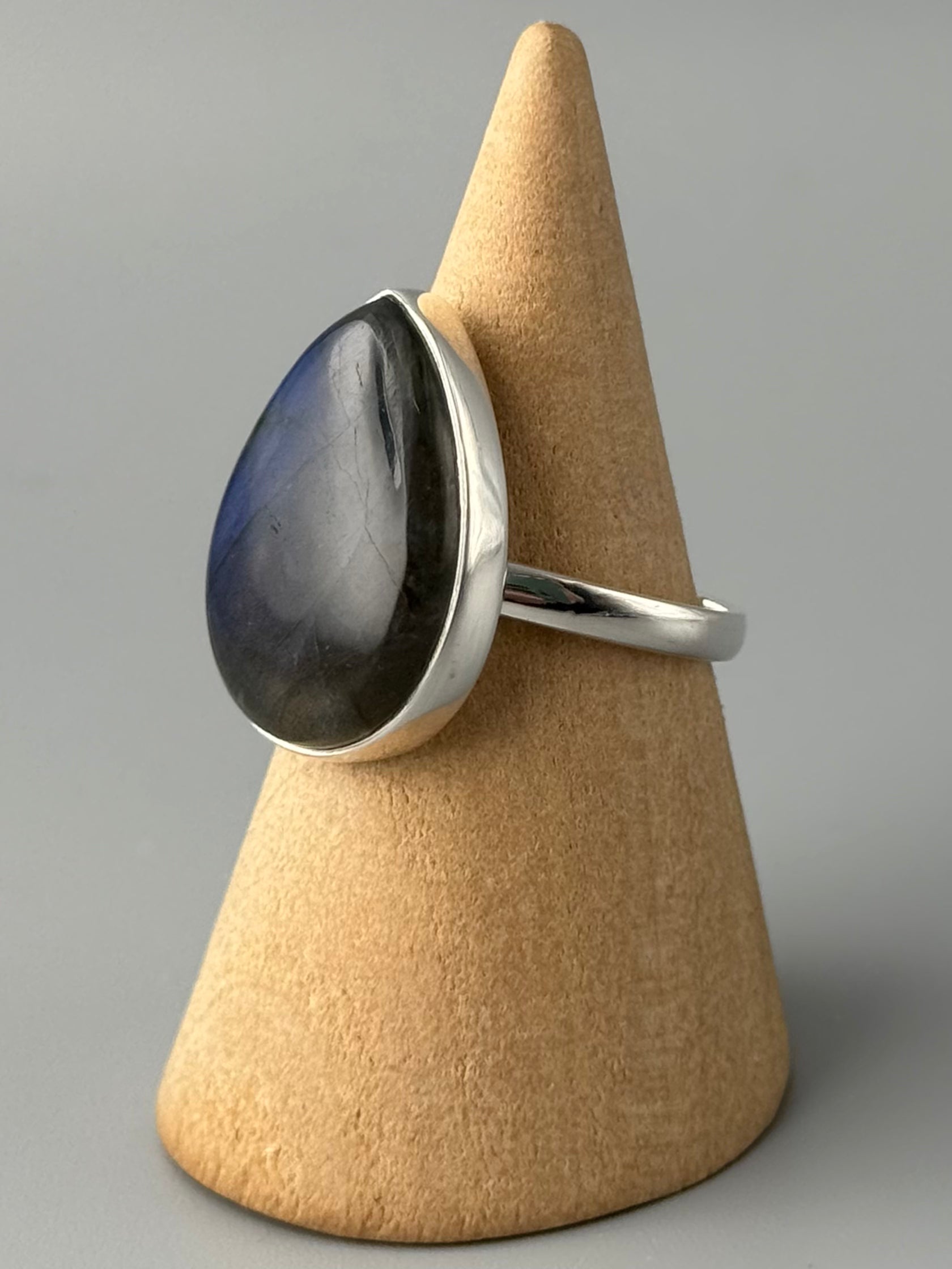 •LABRADORITE - SMALL TEAR• simple band silver ring (size 8)