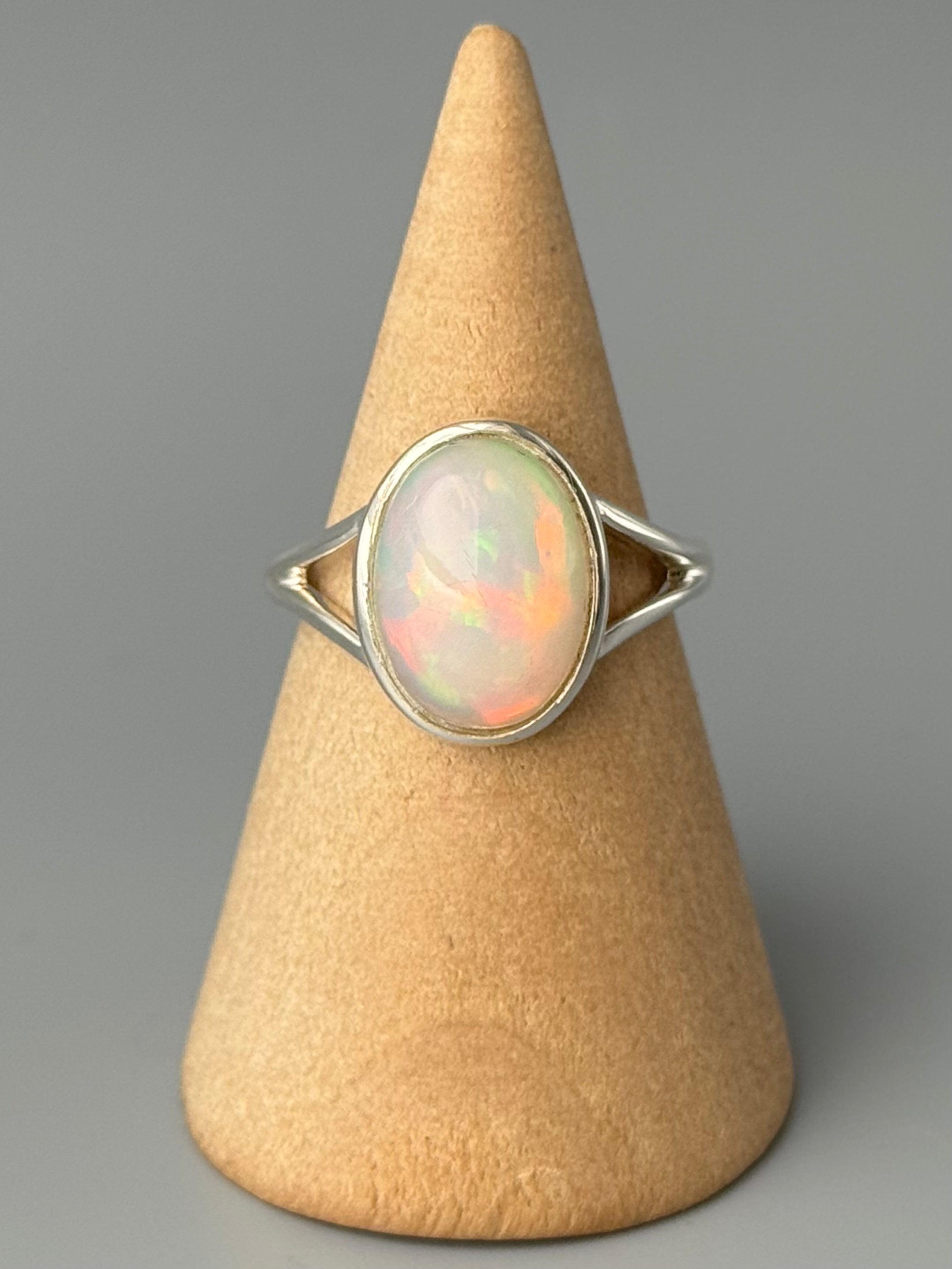 •ETHIOPIAN OPAL - OVAL• split band silver ring (size 8)