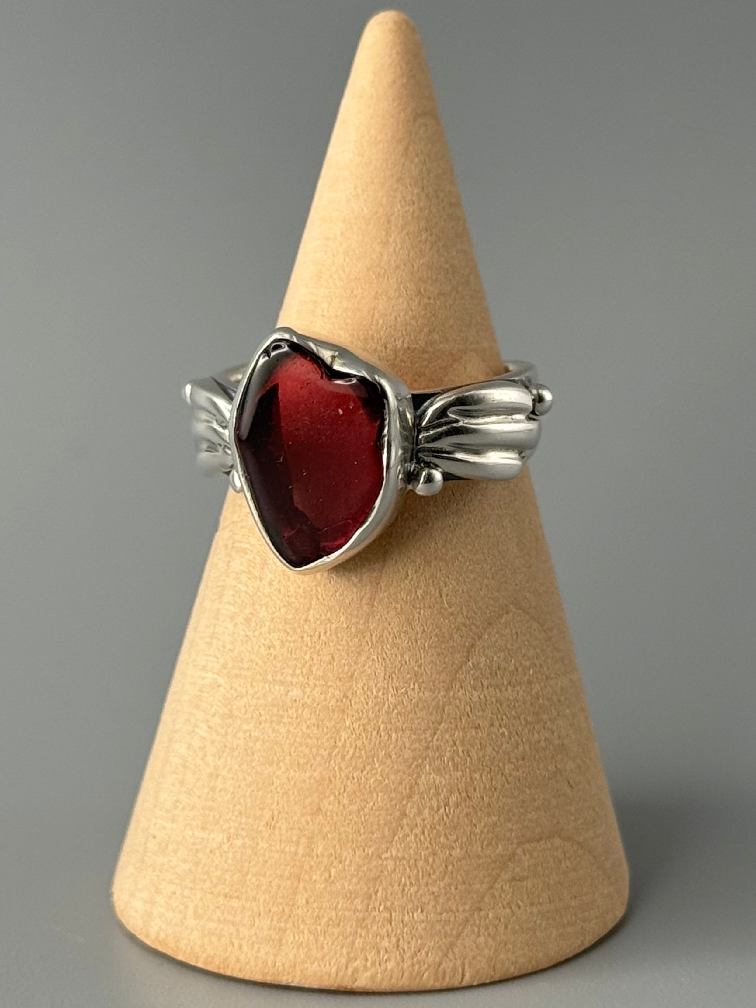 •GARNET - ANTHER• decorative band silver ring (size 5.75)