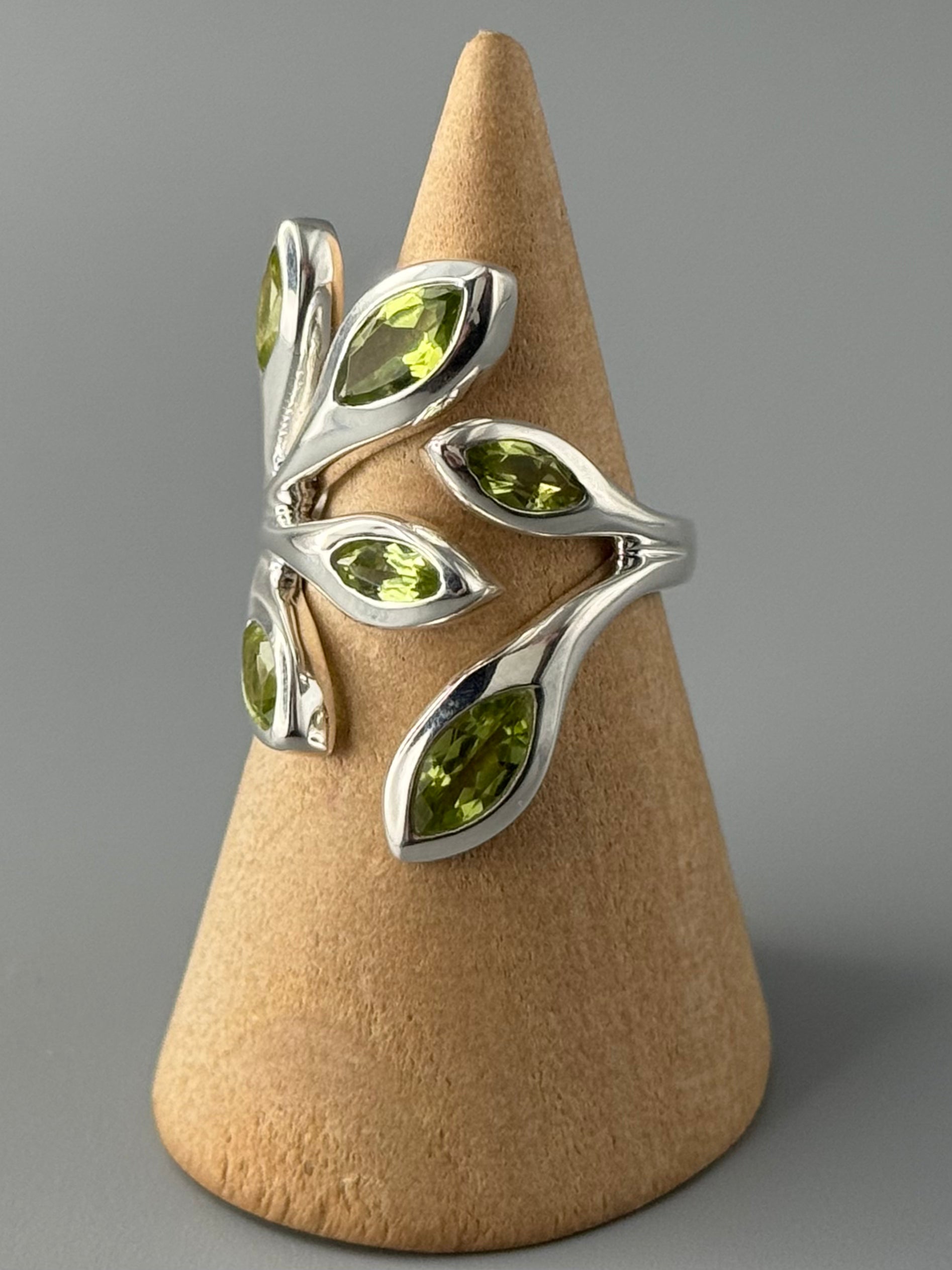 •PERIDOT - LÓRIEN• adjustable silver ring