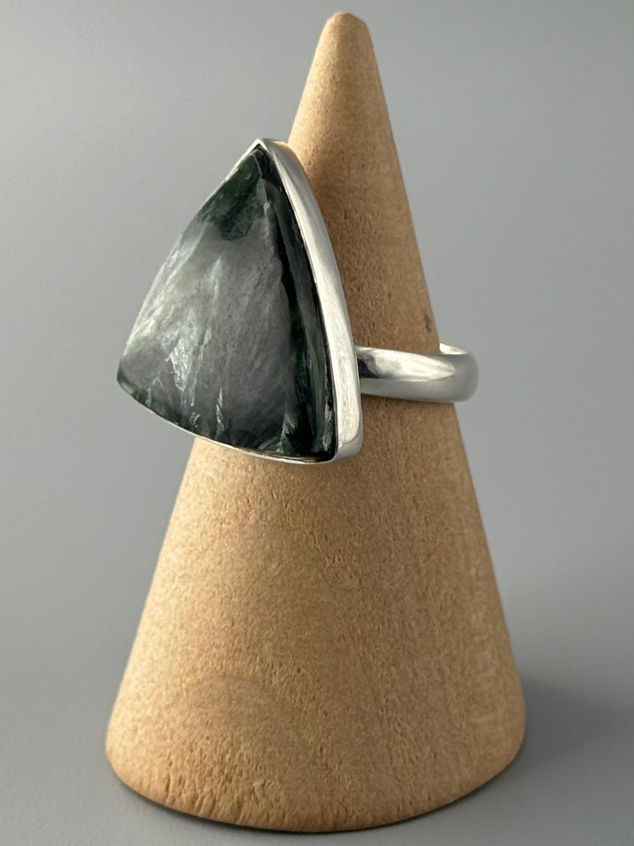 •SERAPHINITE - SOFT TRIANGLE• simple bezel silver ring (size 6.75)