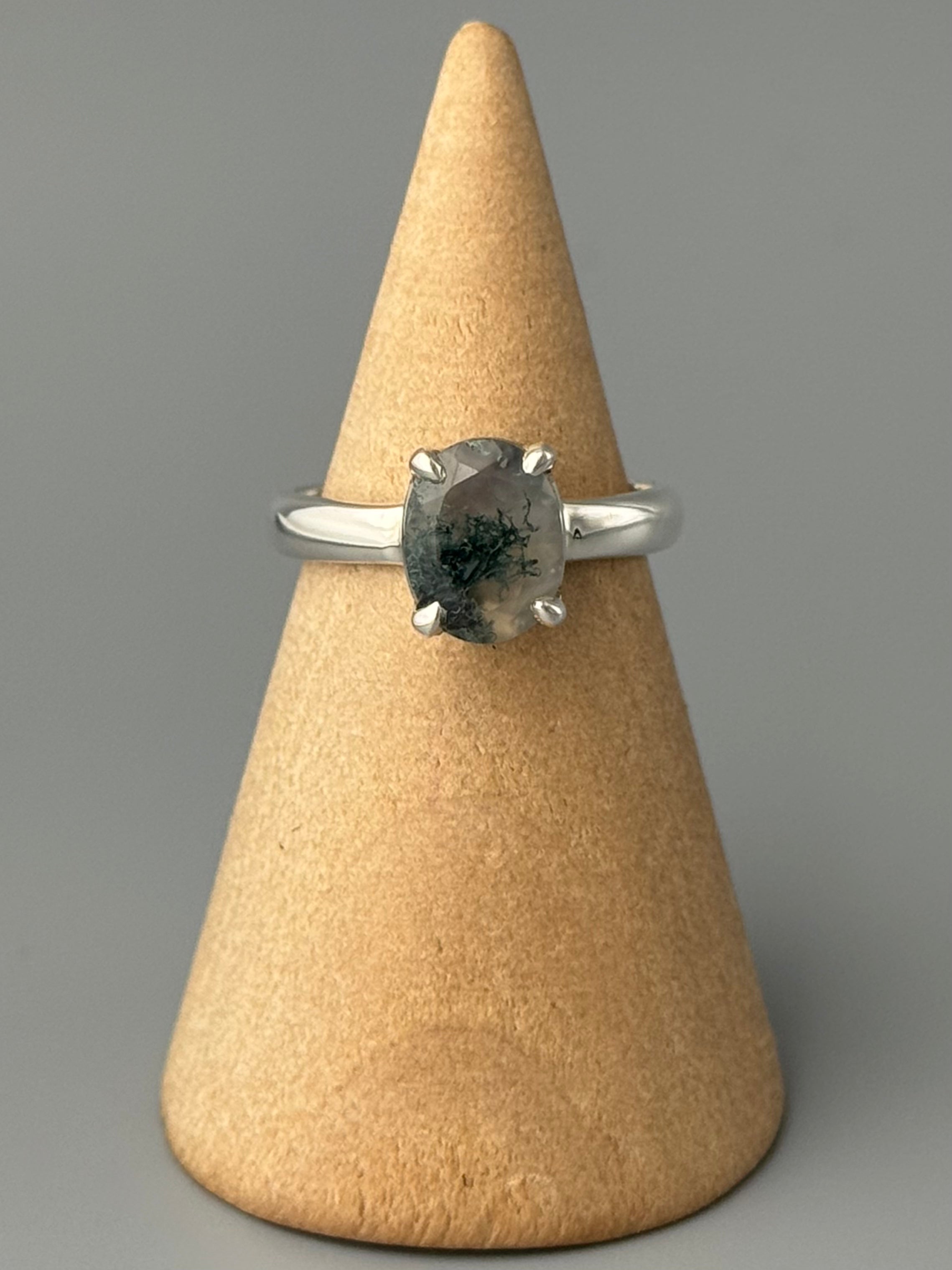 •FACETED MOSS AGATE - OVAL• prong set silver ring (size 6)